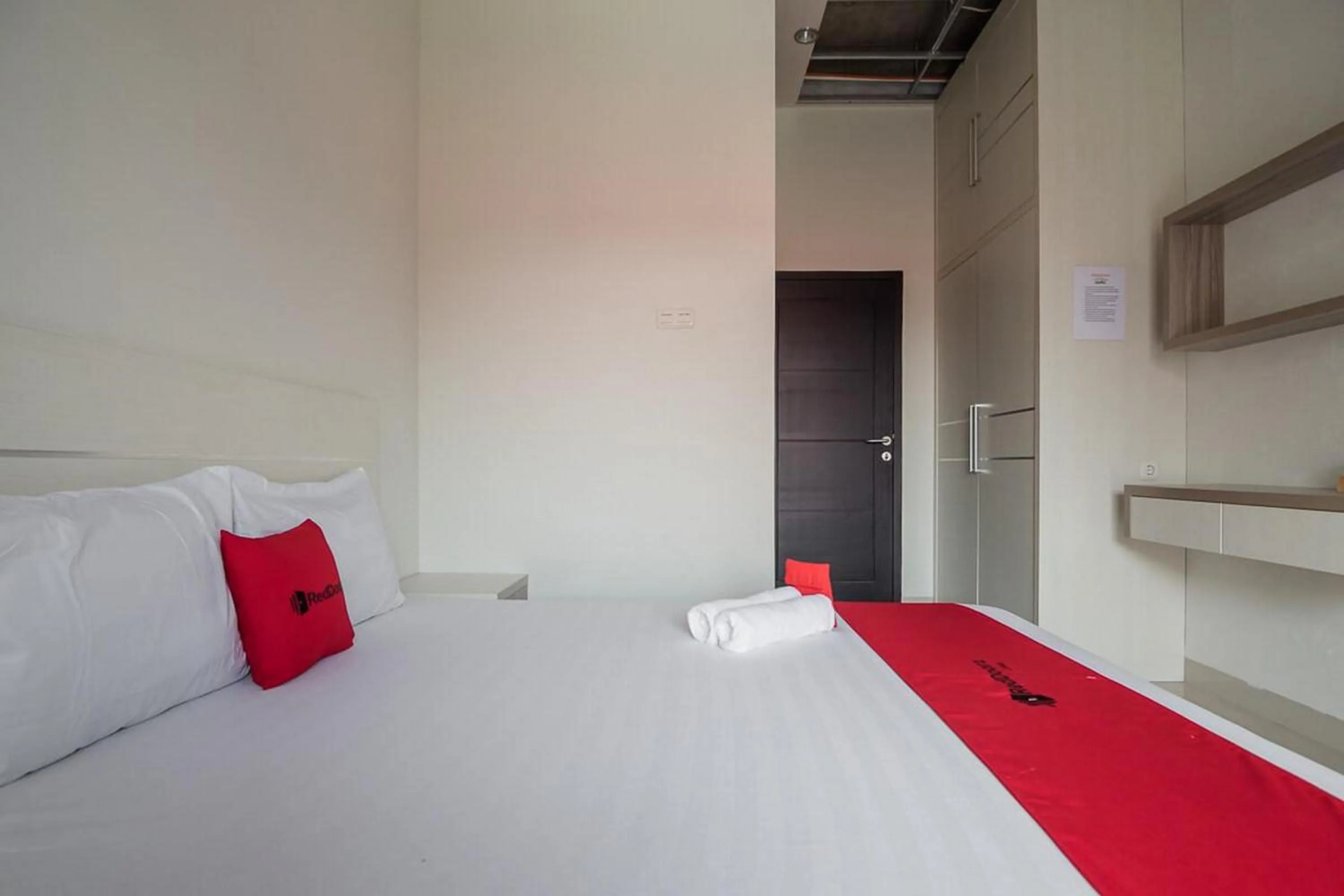 Bed in RedDoorz Syariah near Tugu Juang Jambi