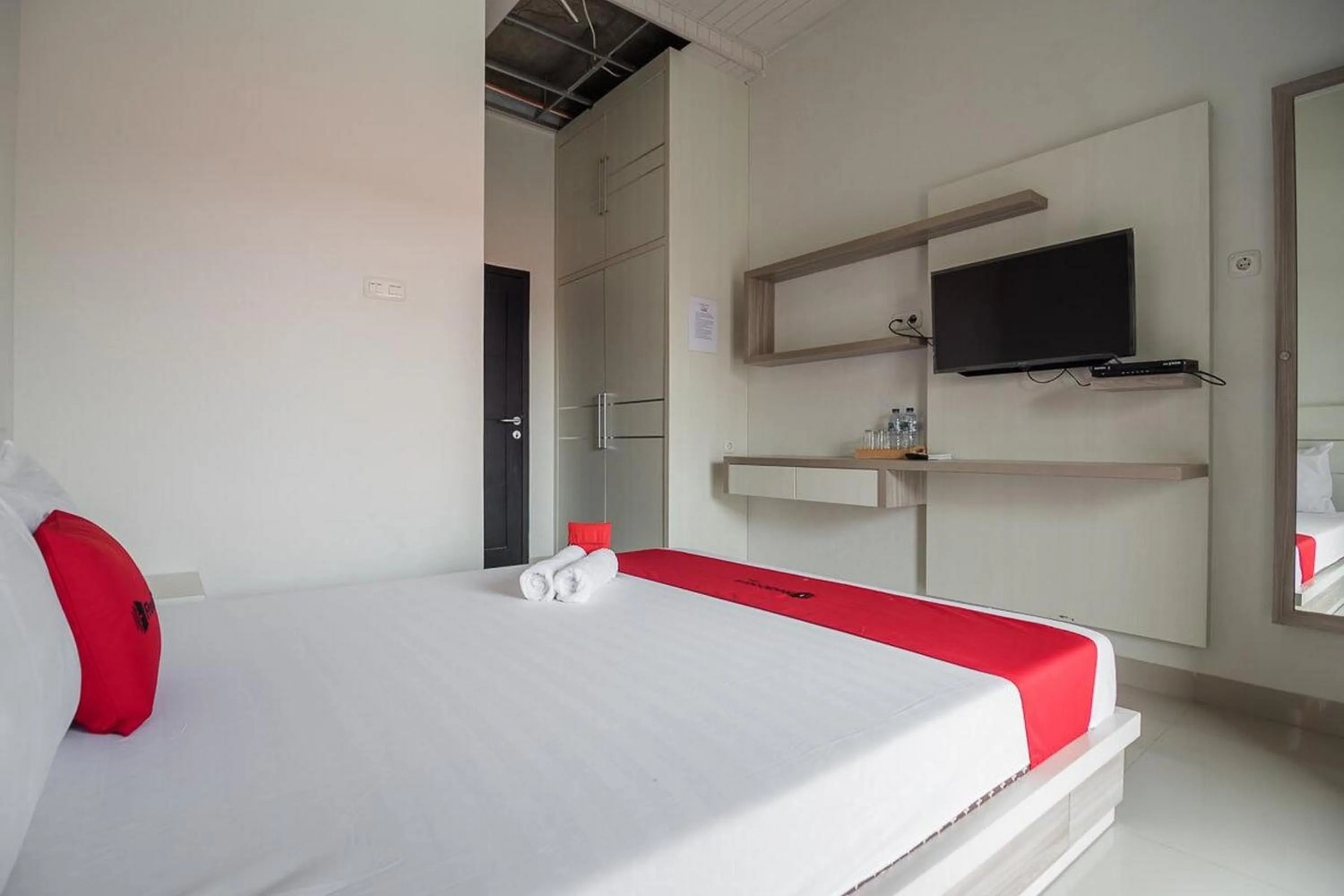 Bed in RedDoorz Syariah near Tugu Juang Jambi