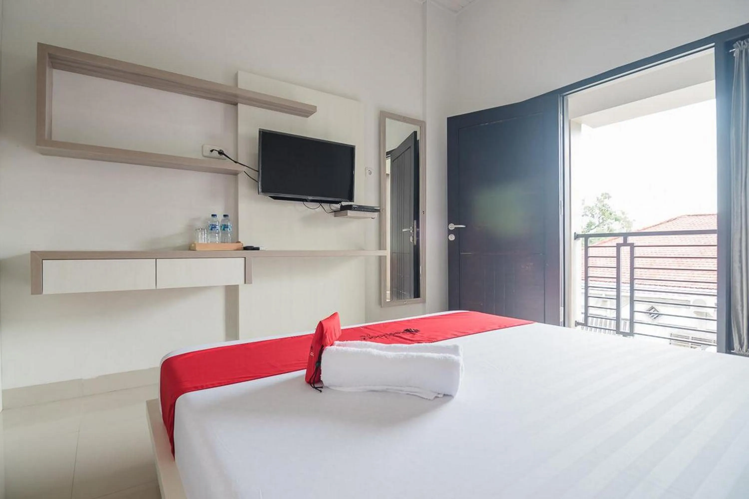 Bed in RedDoorz Syariah near Tugu Juang Jambi