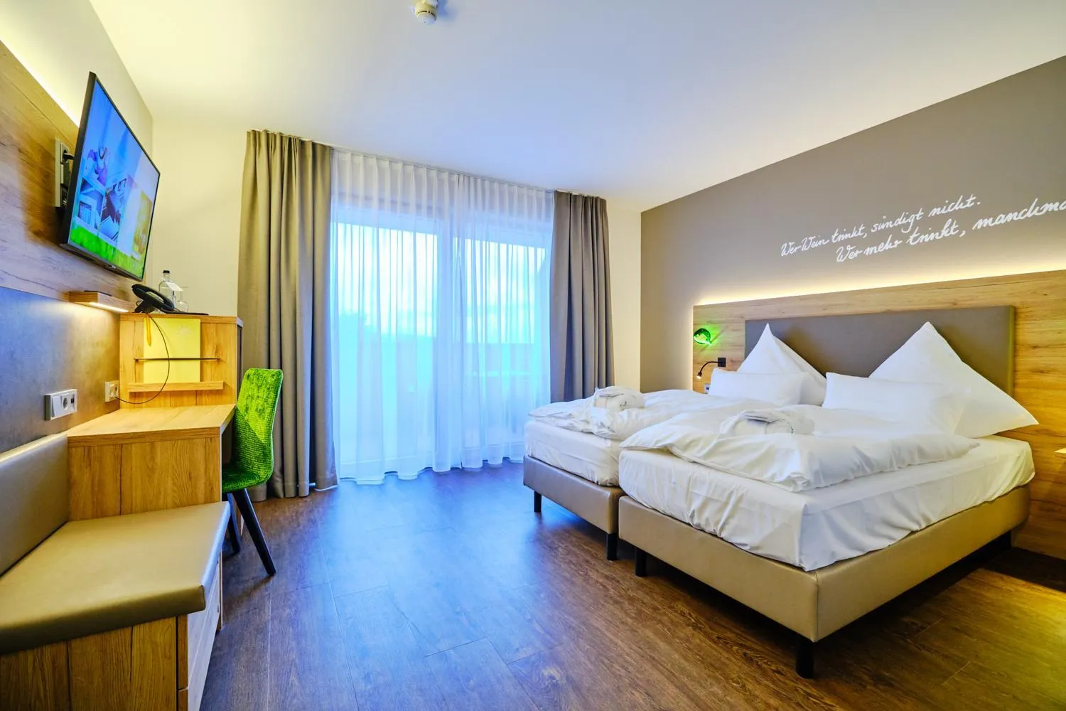 Photo of the whole room, Bed in Sonnenhotel Weingut Römmert Spa und Wellness