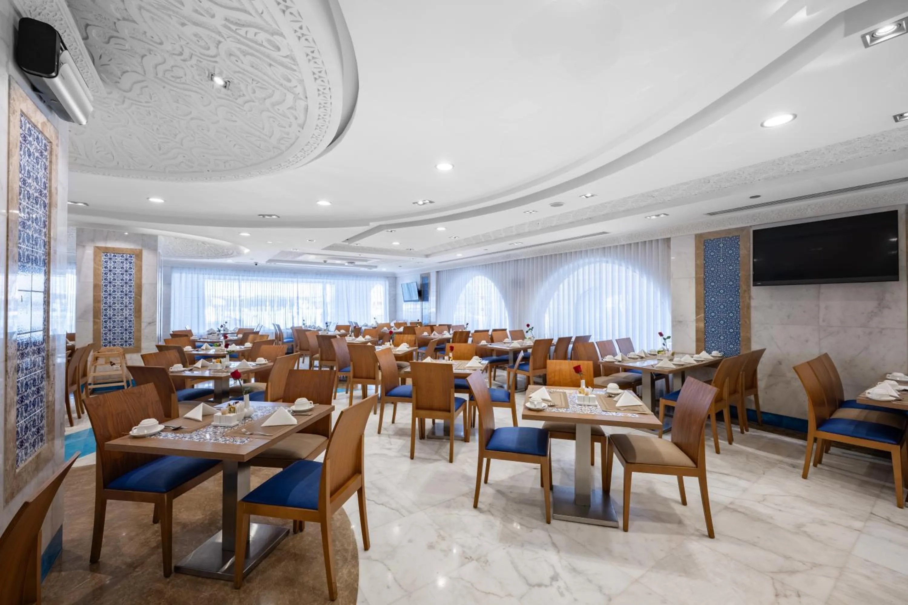 Restaurant/places to eat in Tulip Inn Al Daar Rawafid