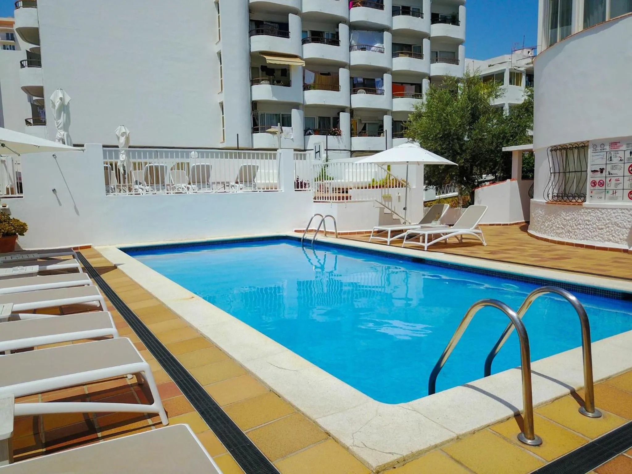 Solarium in Es Mitjorn Hotel