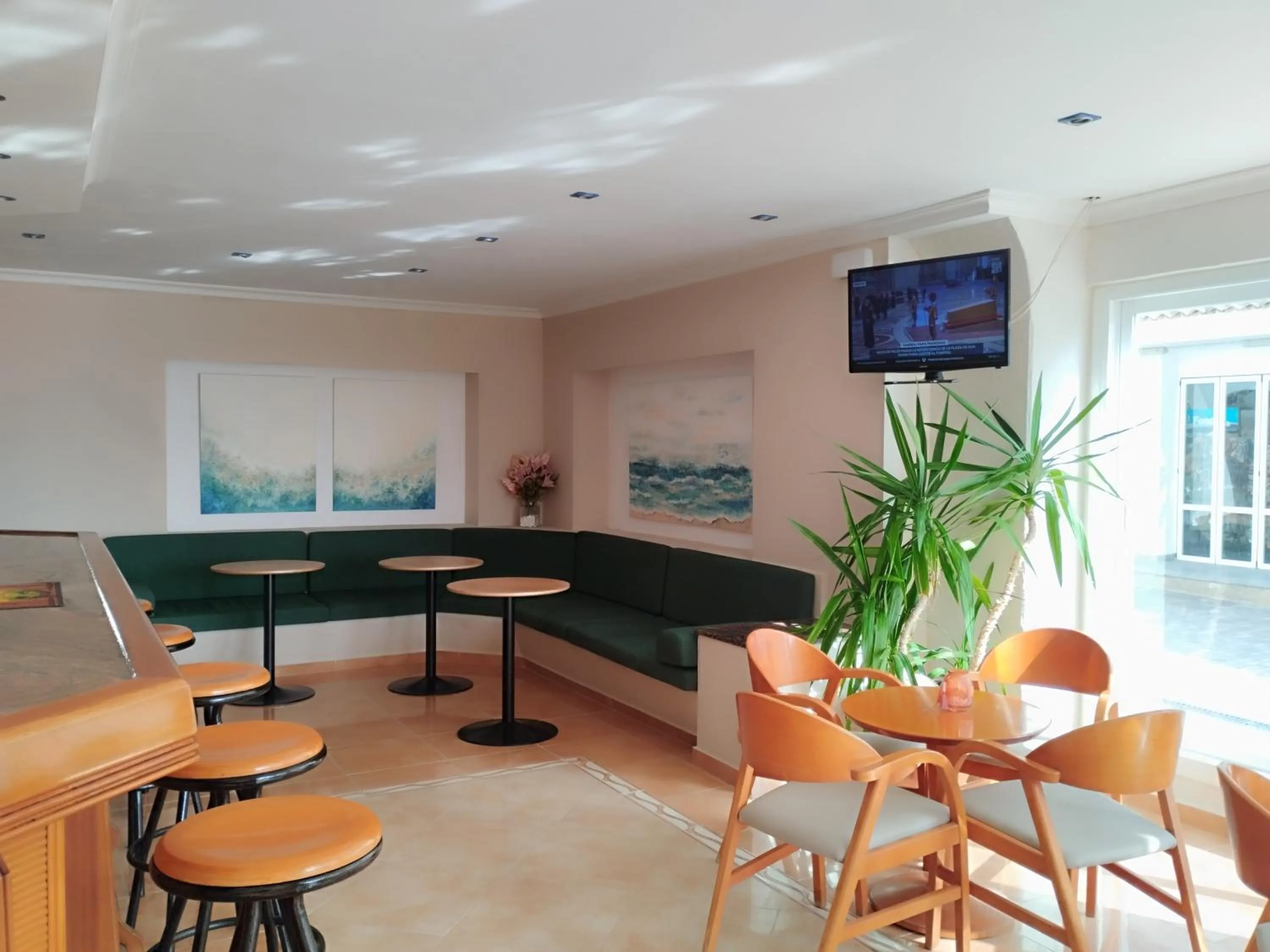 Restaurant/places to eat in Hostal Mar y Huerta