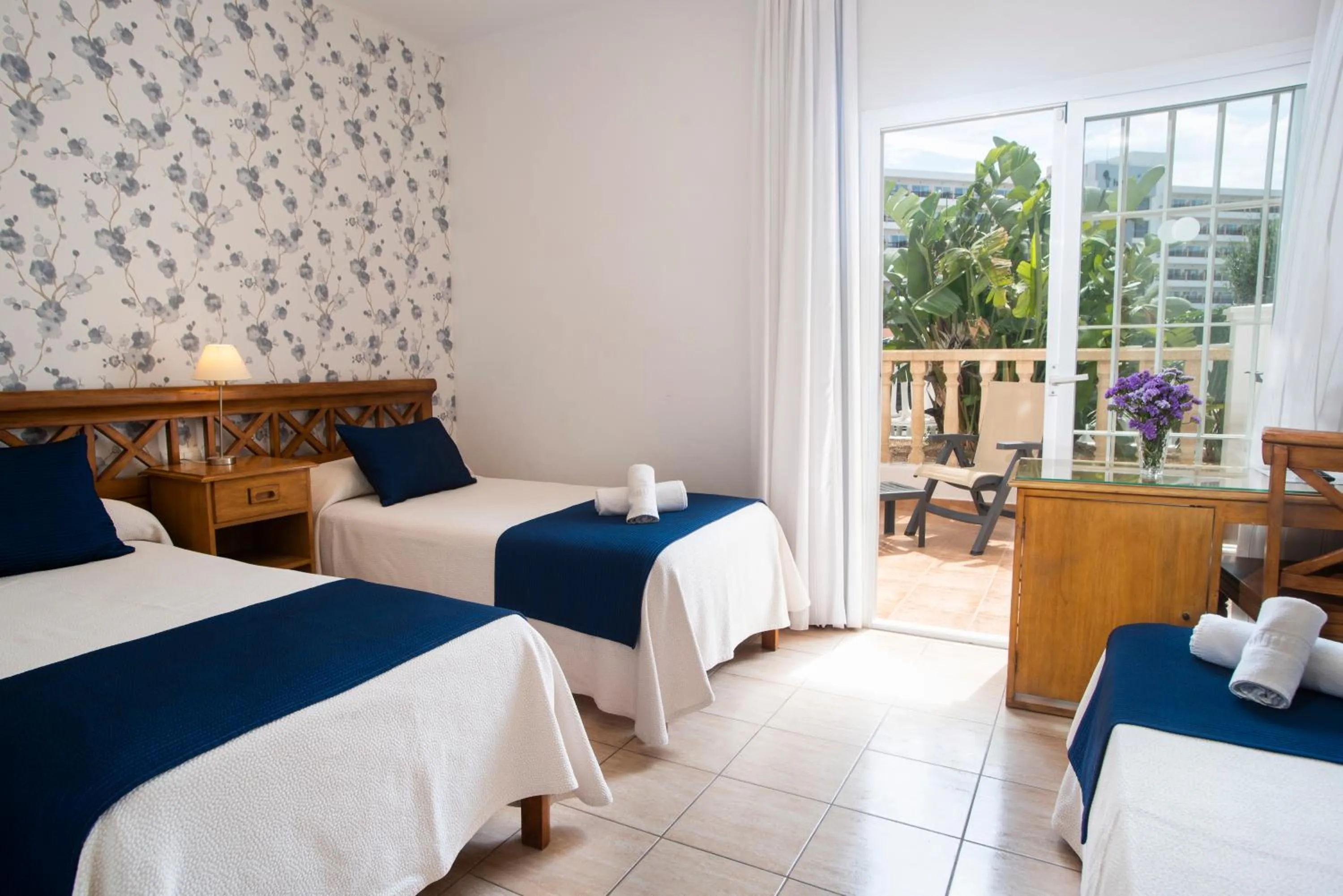 Balcony/Terrace, Bed in Hostal Mar y Huerta