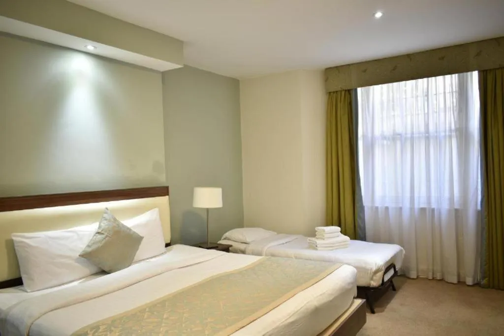 Photo of the whole room, Bed in Hyde Park Boutique Hotel