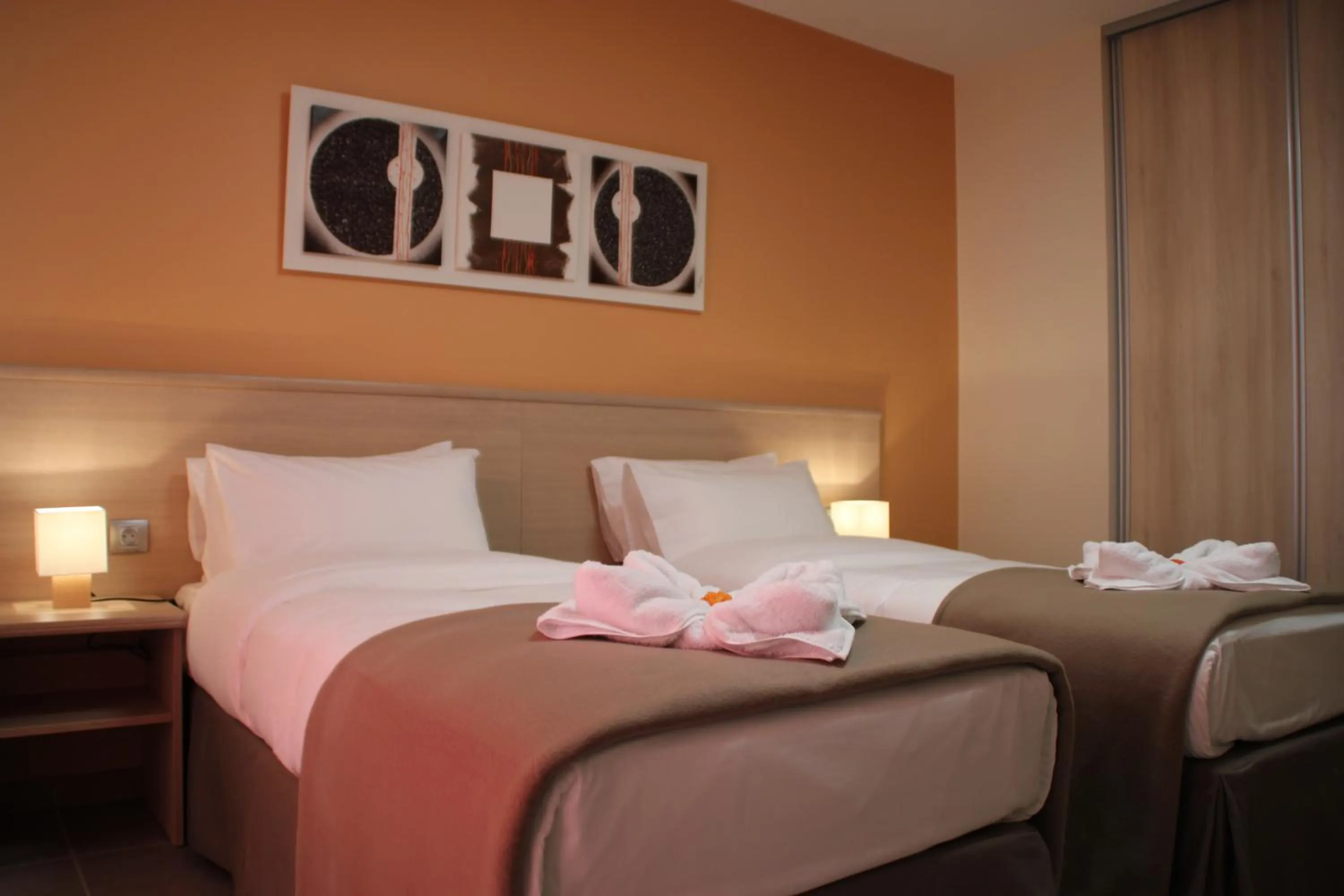 Bedroom, Bed in The Originals Boutique, Hotel l'Occitan, Aubagne