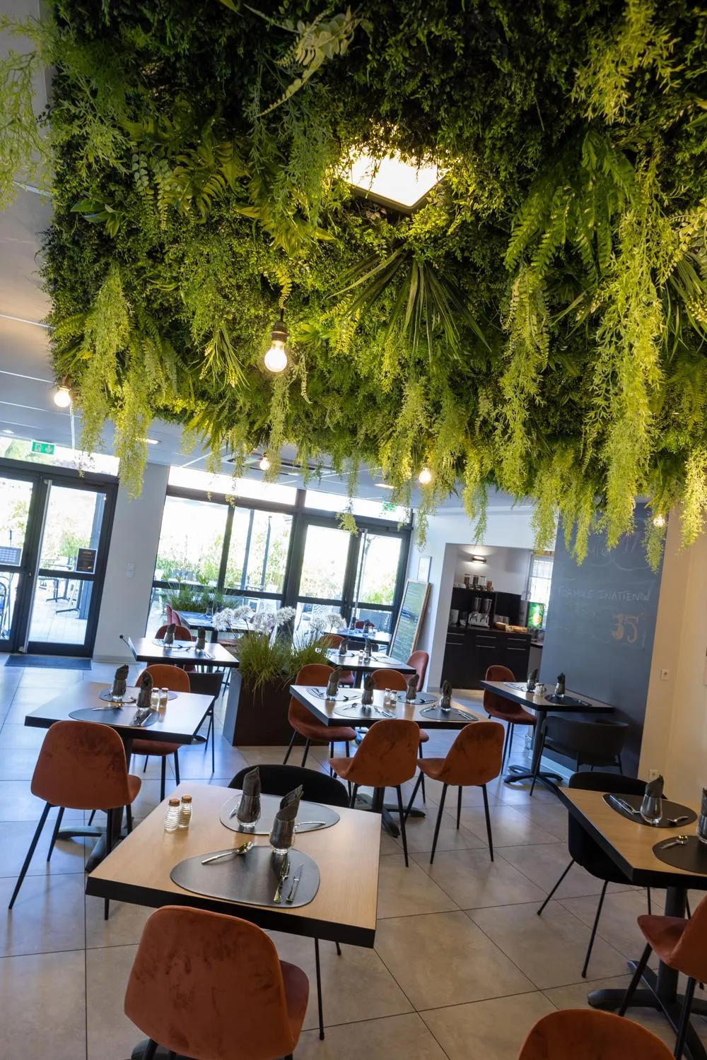 Restaurant/places to eat in The Originals Boutique, Hotel l'Occitan, Aubagne