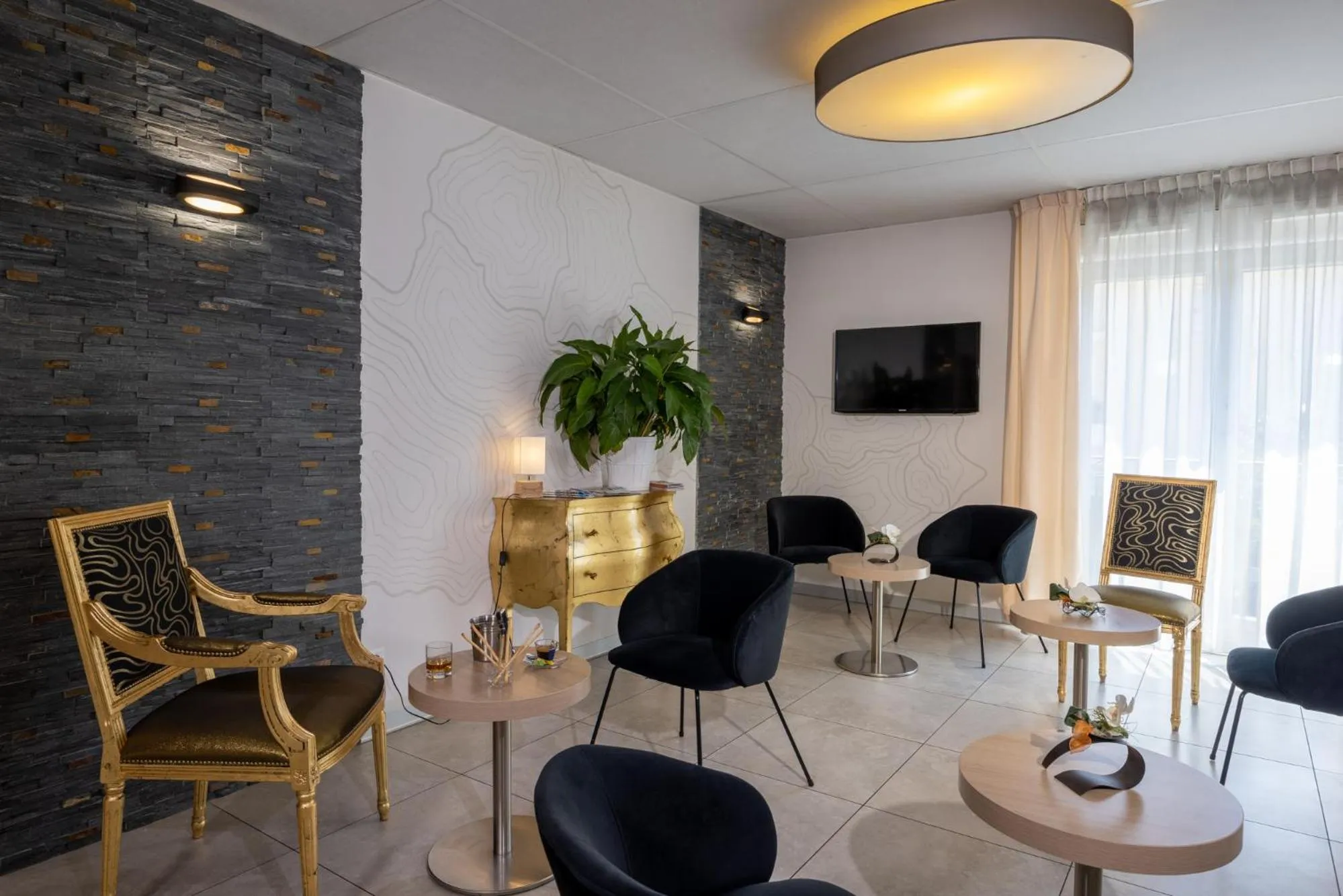 Lounge or bar in The Originals Boutique, Hotel l'Occitan, Aubagne