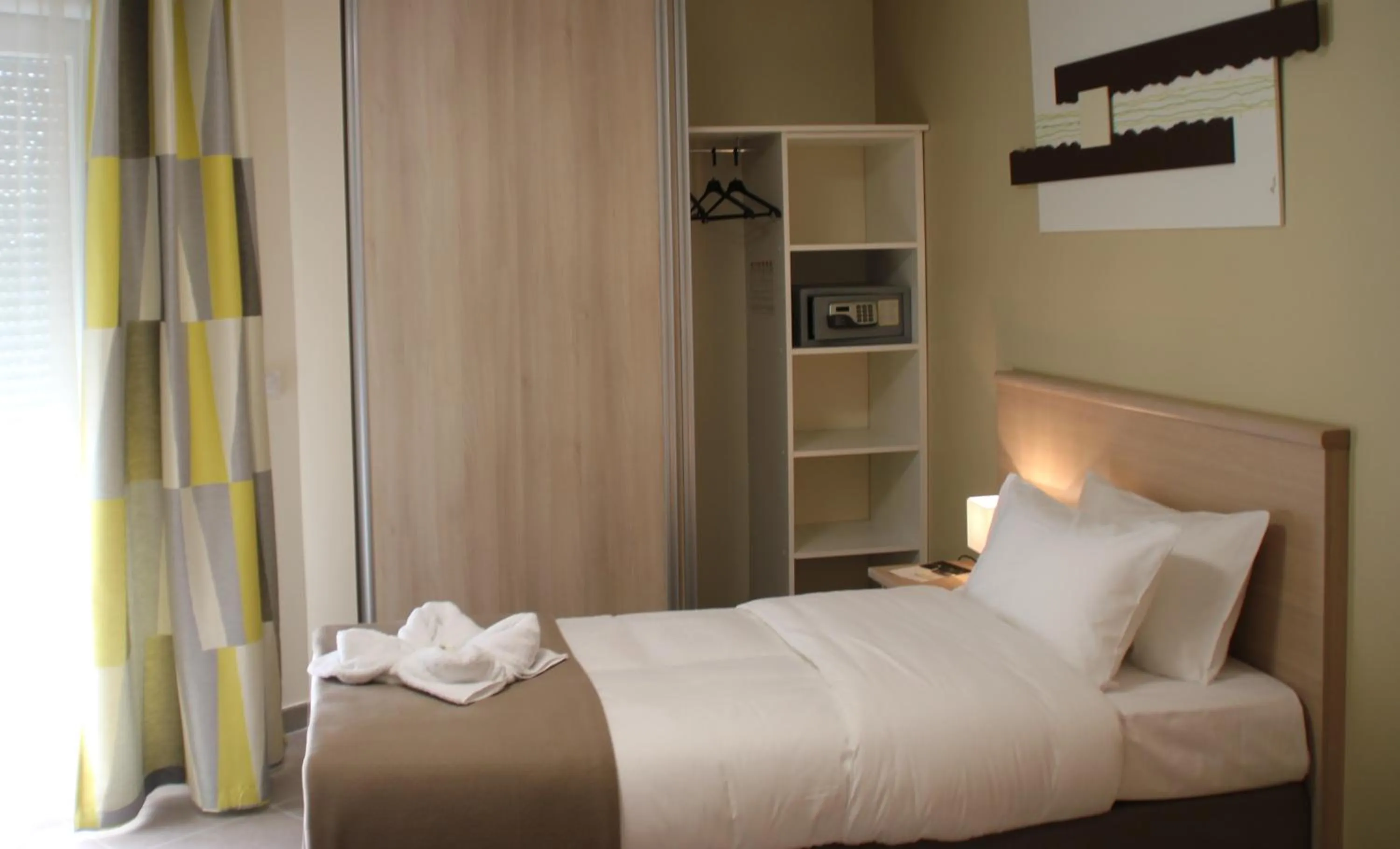 Bedroom, Bed in The Originals Boutique, Hotel l'Occitan, Aubagne