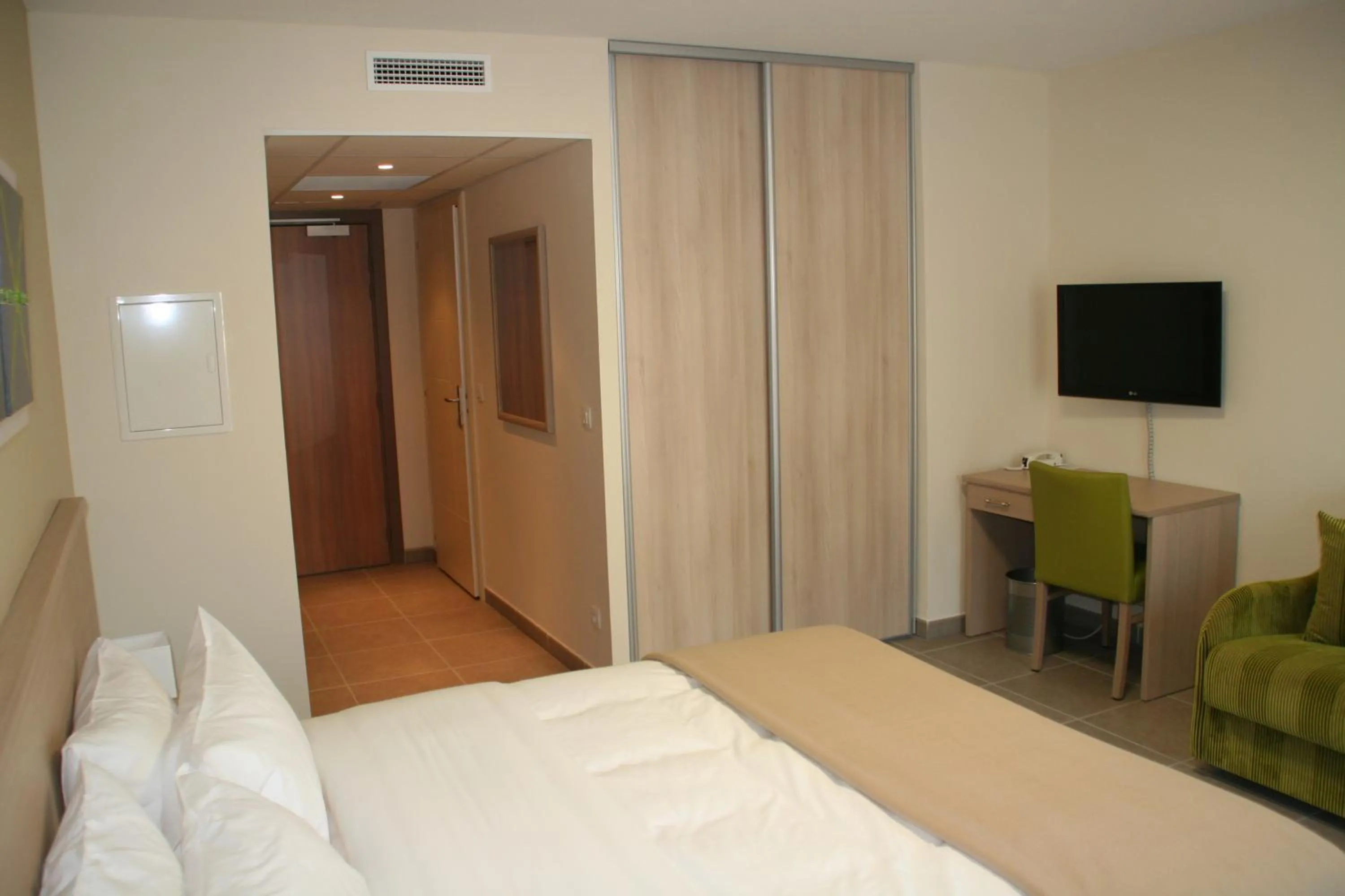 Photo of the whole room, Bed in The Originals Boutique, Hotel l'Occitan, Aubagne