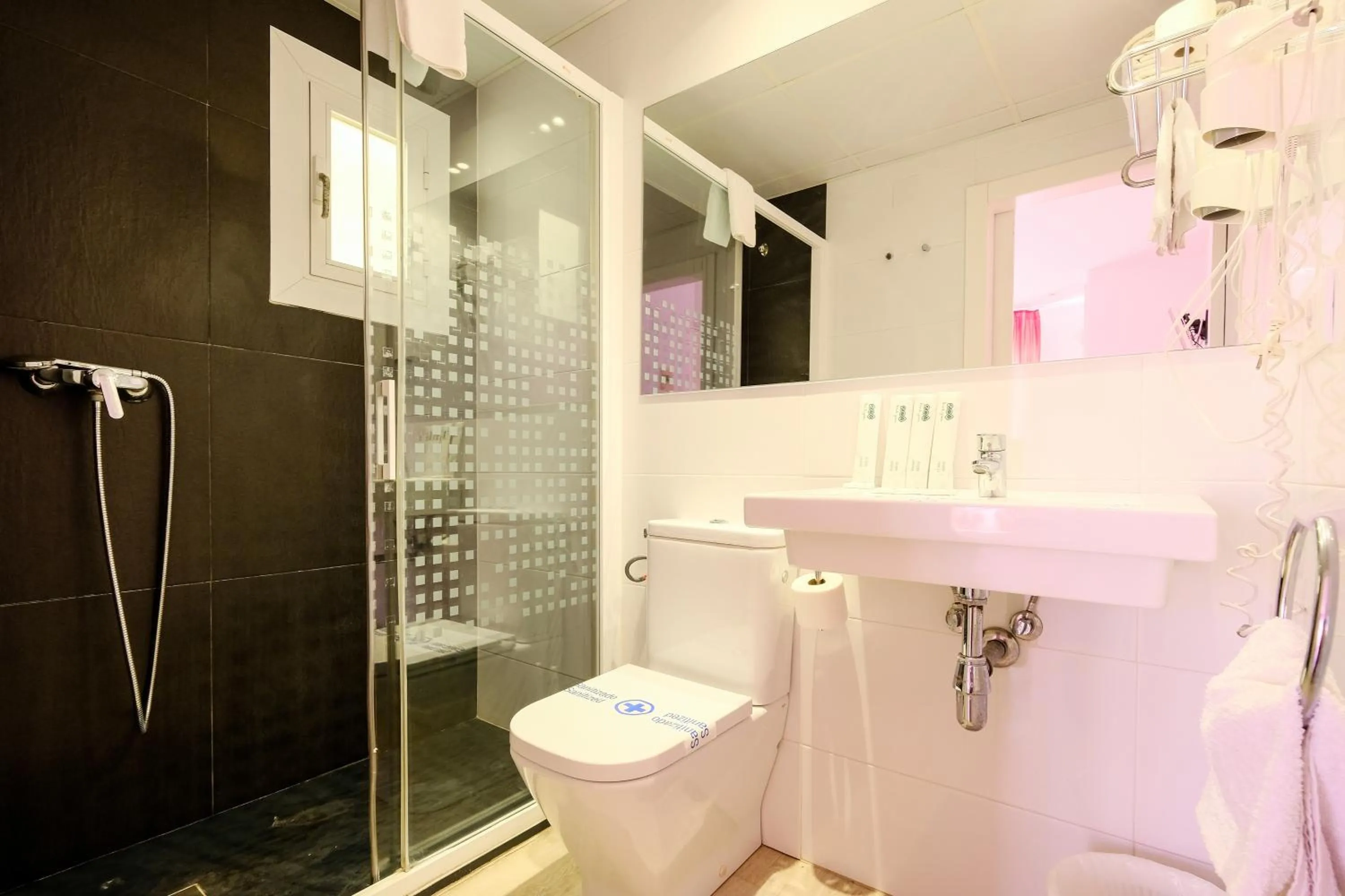 Toilet in azuLine Hostal Marino