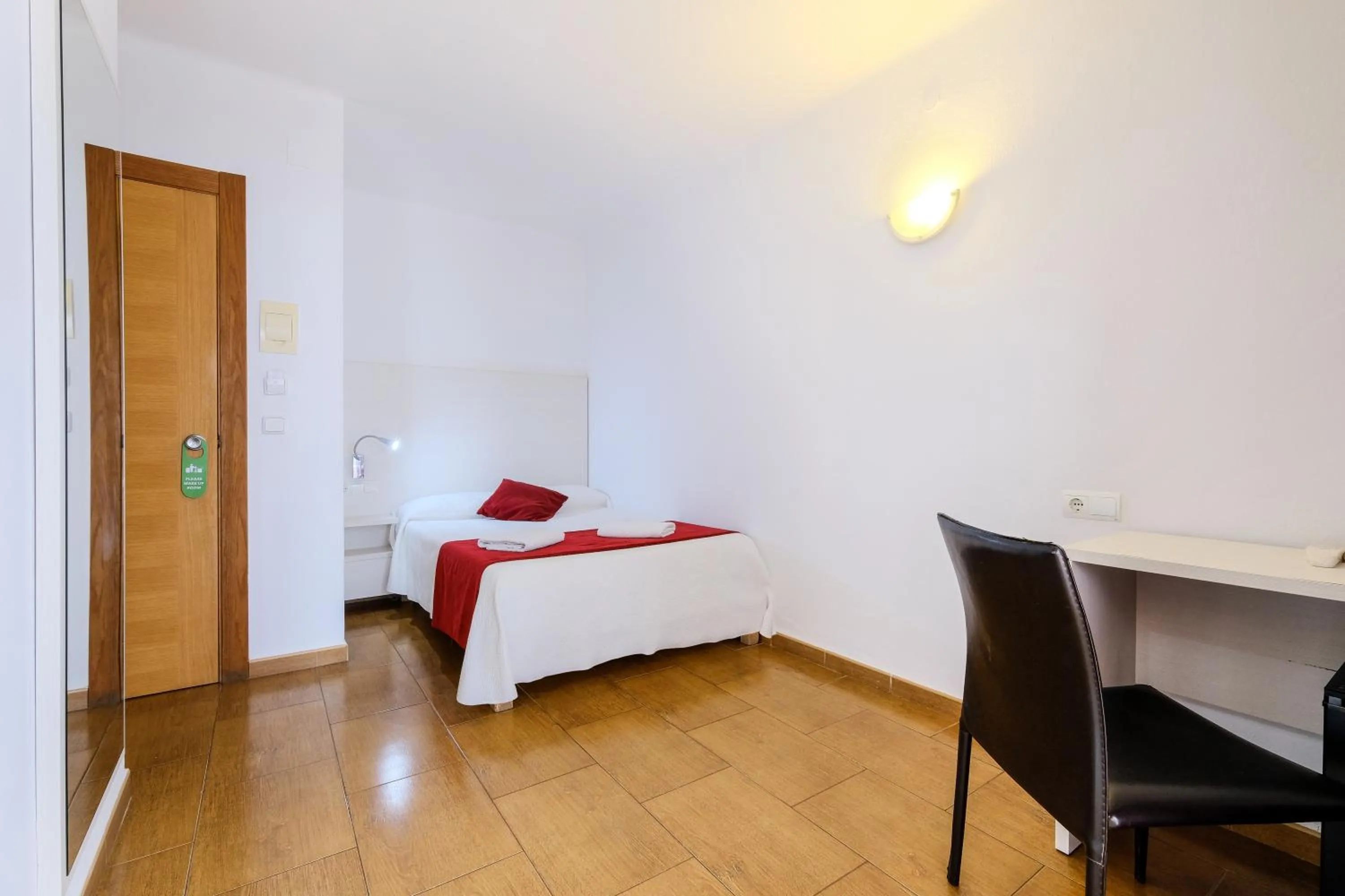 Decorative detail, Bed in azuLine Hostal Marino