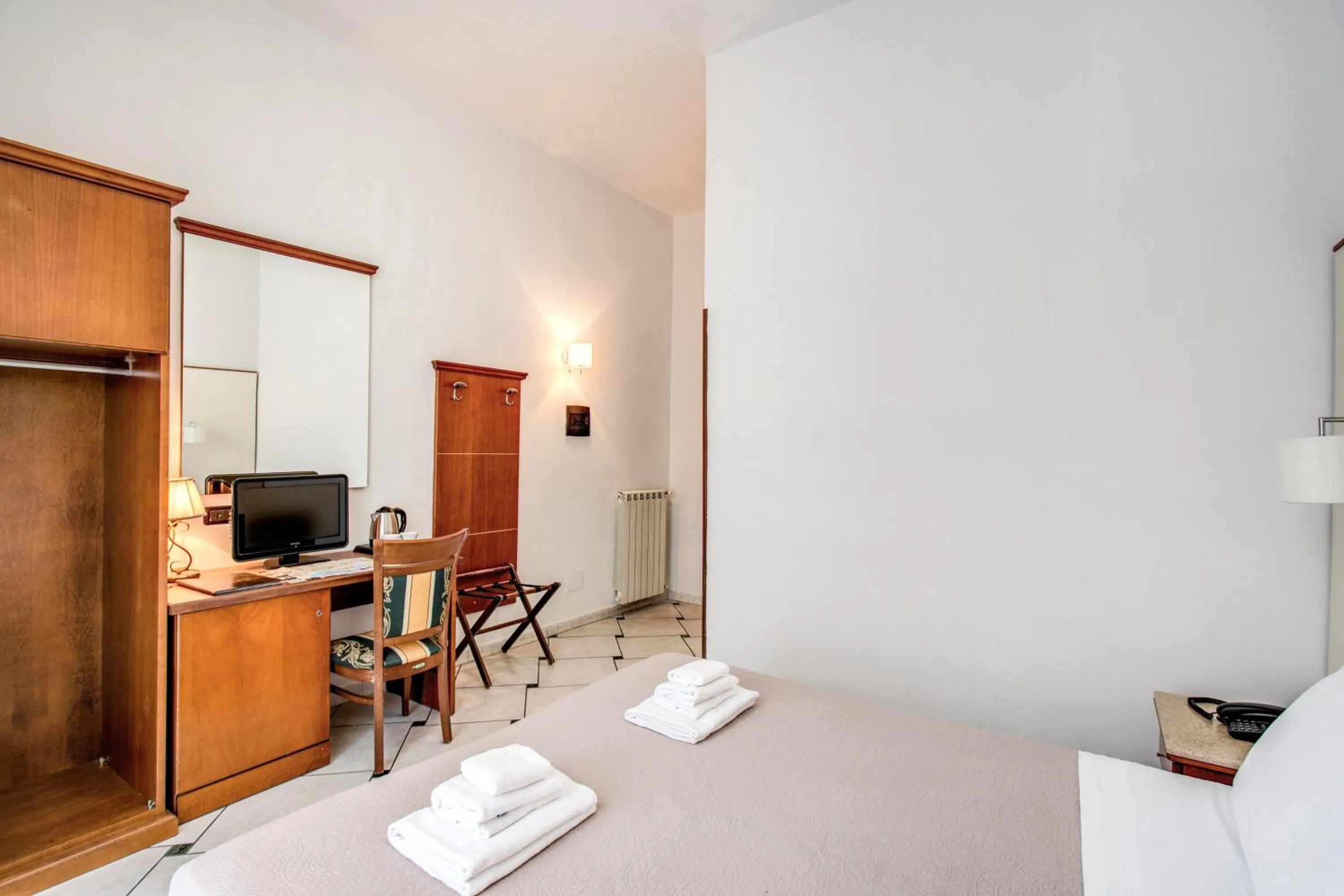 Bedroom, Bed in Garibaldi Suite