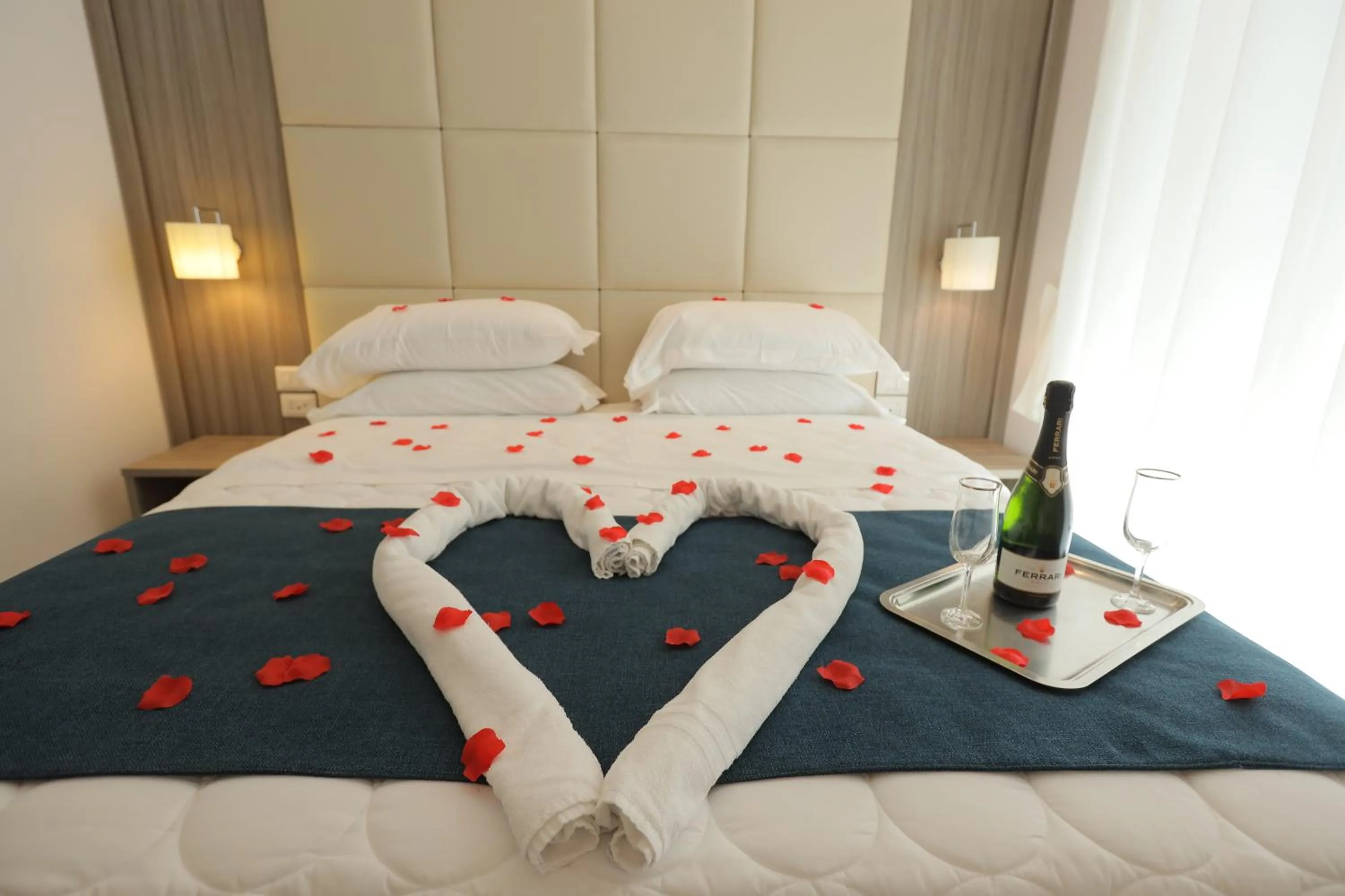 Bedroom, Bed in Garibaldi Suite