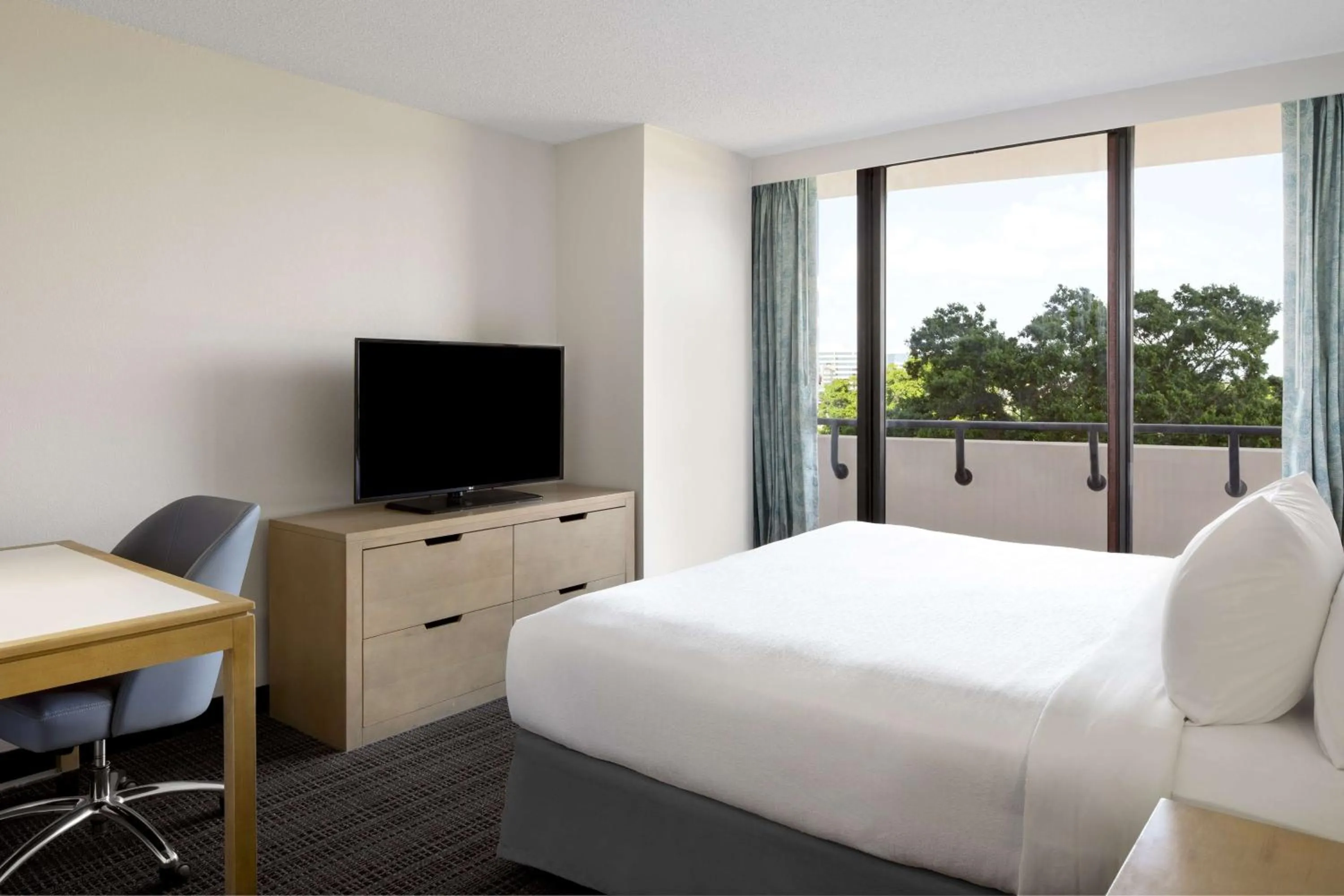 Bedroom, Bed in Embassy Suites by Hilton Tampa Airport Westshore