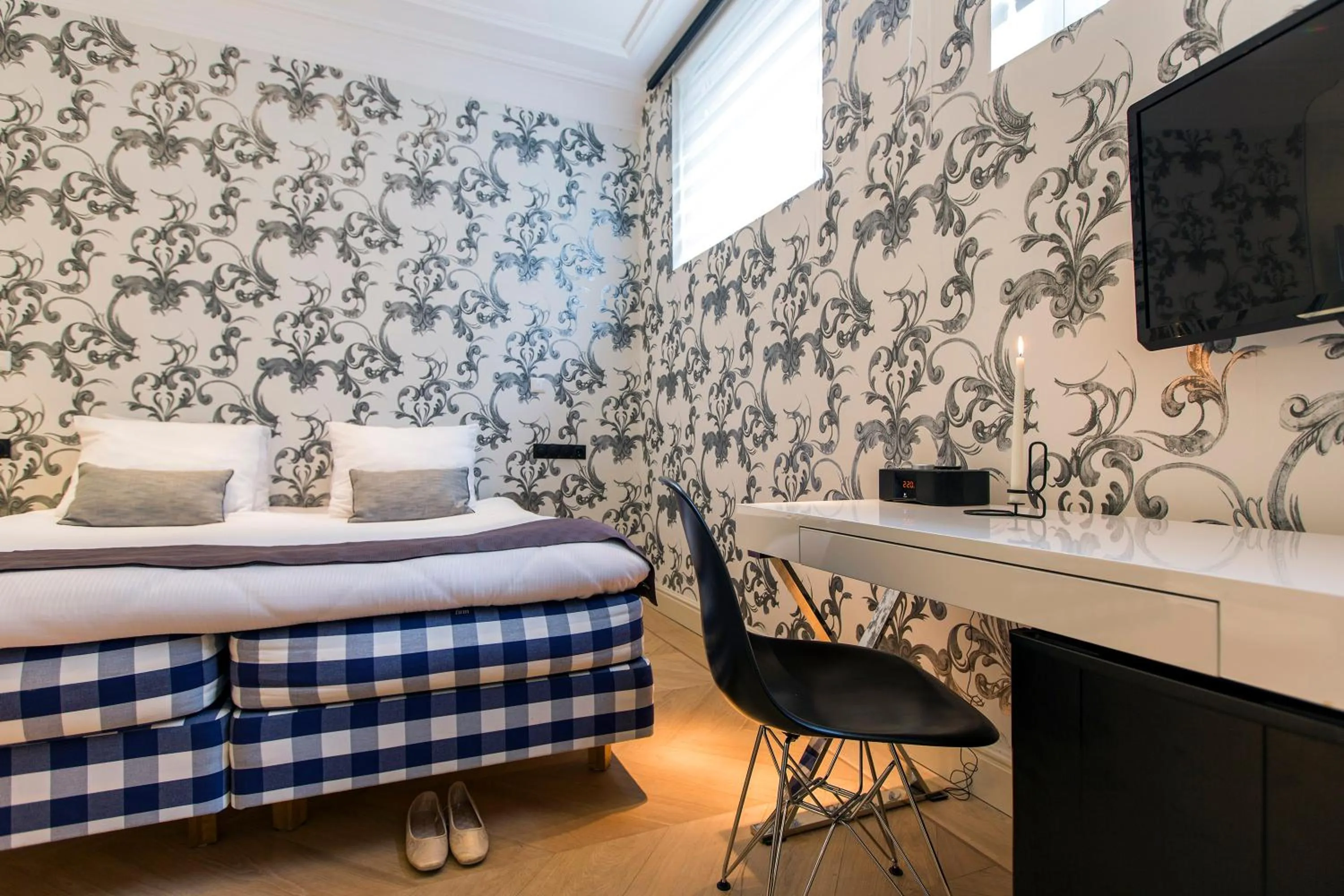 Bed in Amsterdam Canal Hotel