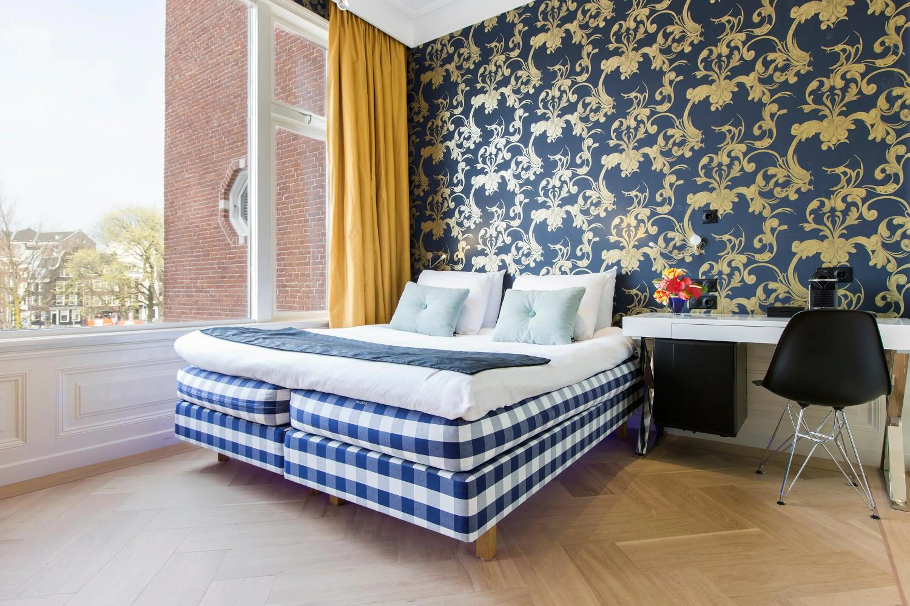 Bed in Amsterdam Canal Hotel