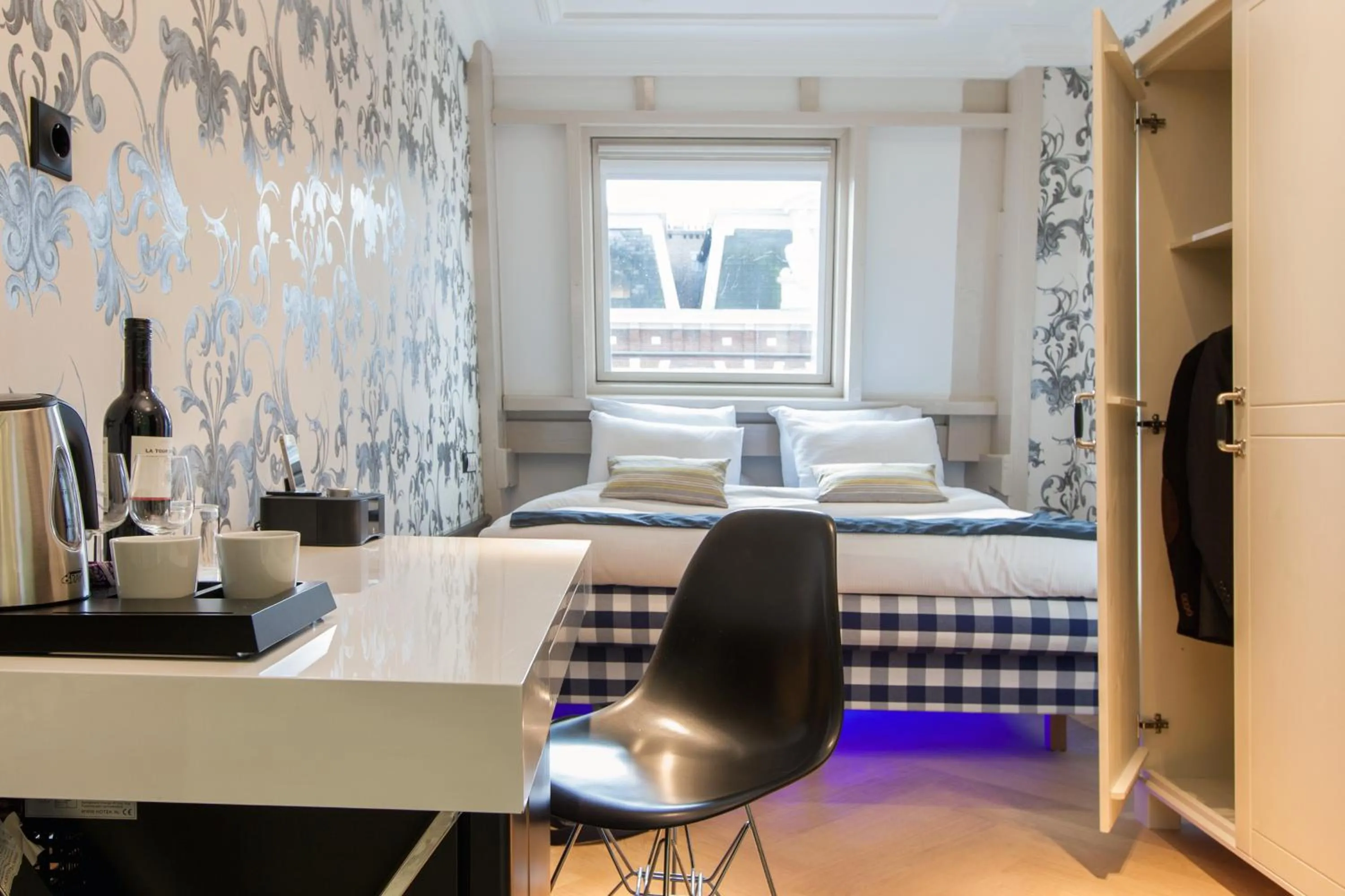 Photo of the whole room, Bed in Amsterdam Canal Hotel