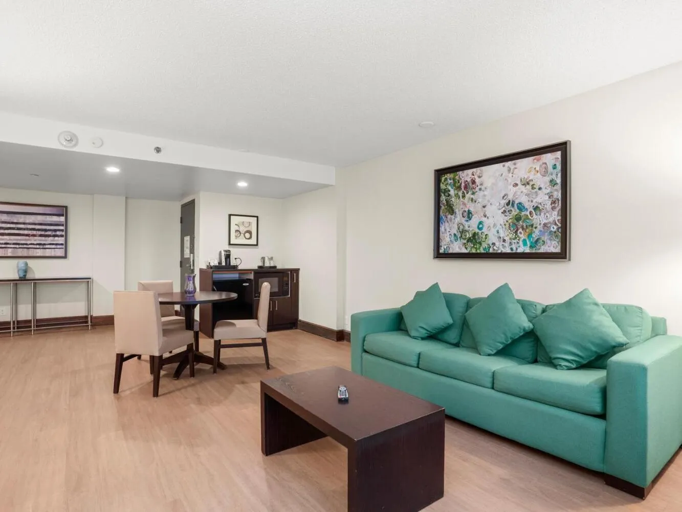 Living room in The Armon Stamford Hotel & Conference Center