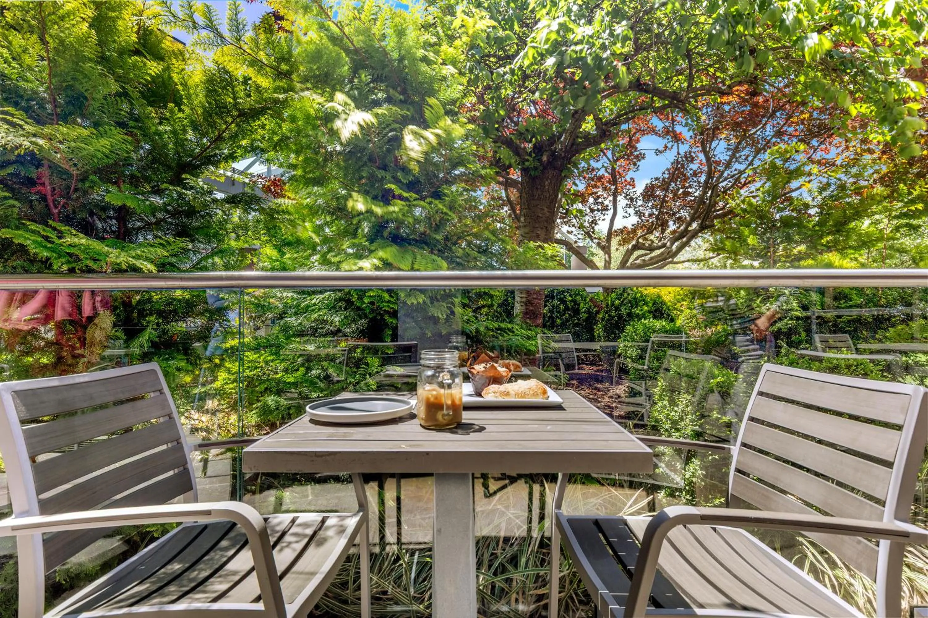 Restaurant/places to eat in The Armon Stamford Hotel & Conference Center