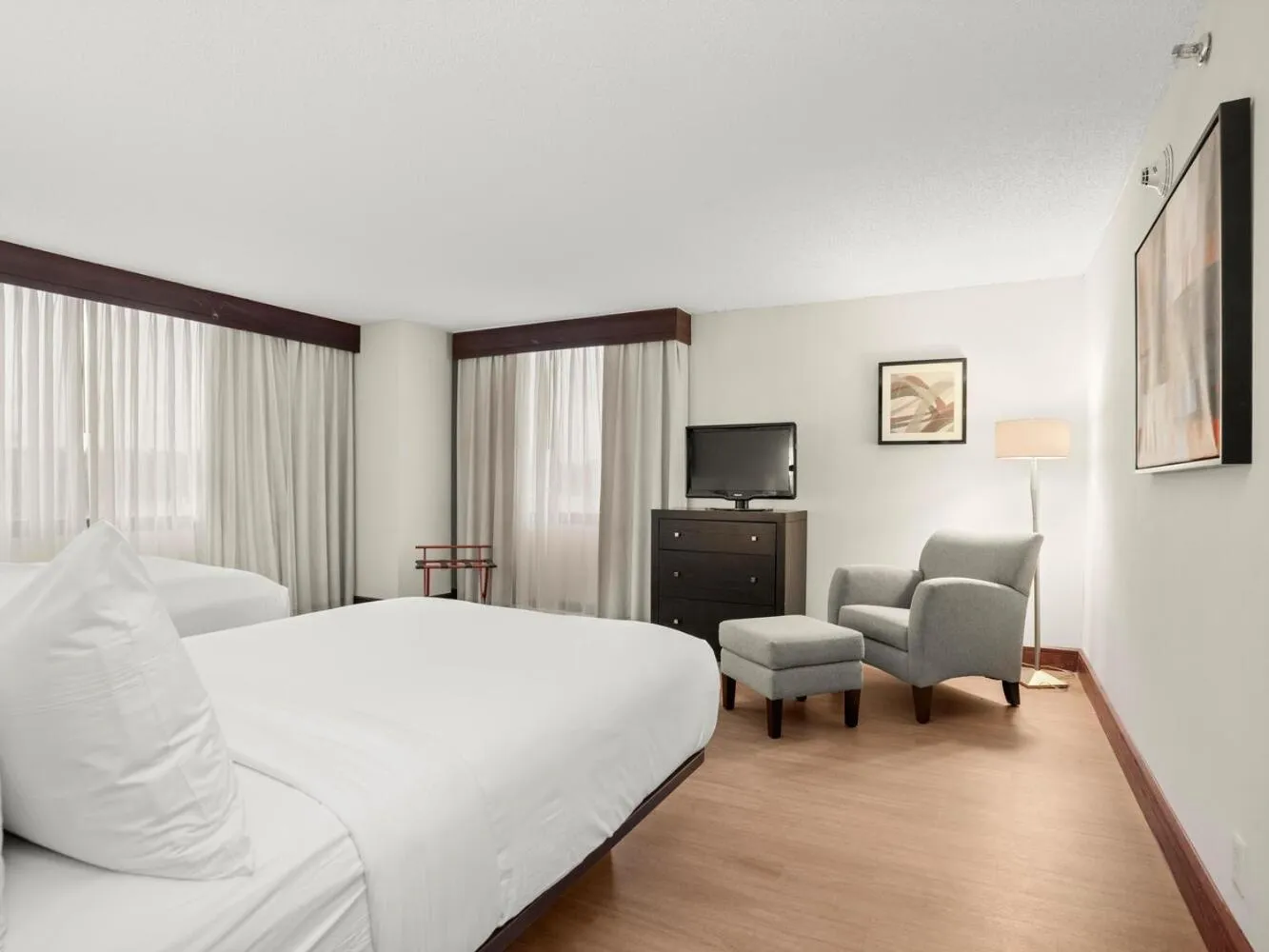 Bed in The Armon Stamford Hotel & Conference Center