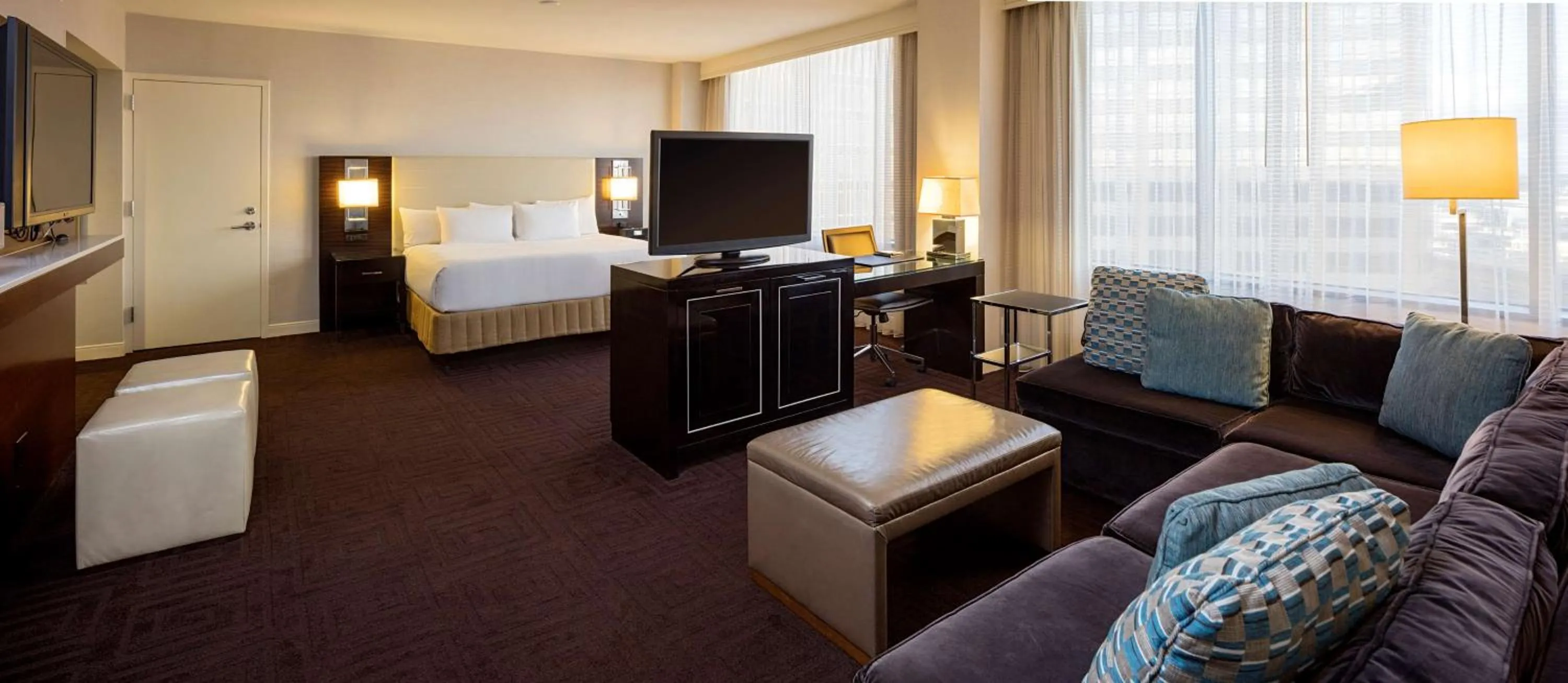 Photo of the whole room, Bed in Hyatt Regency New Orleans
