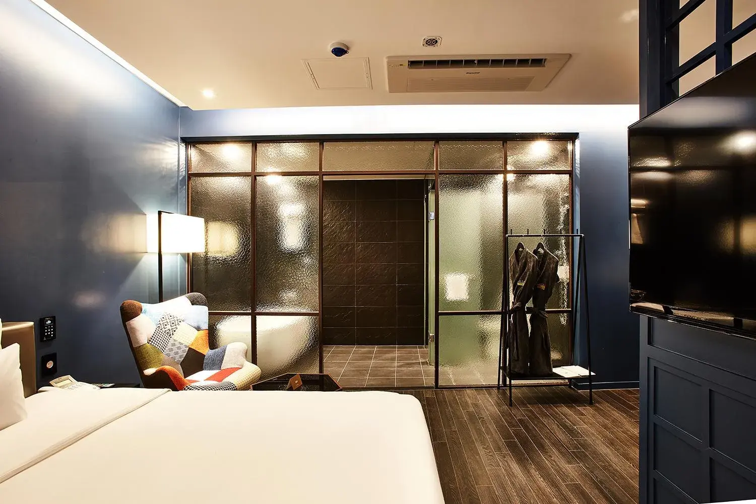 Superior Double Room in Hotel Wanted Superior Double Room in Hotel Wanted