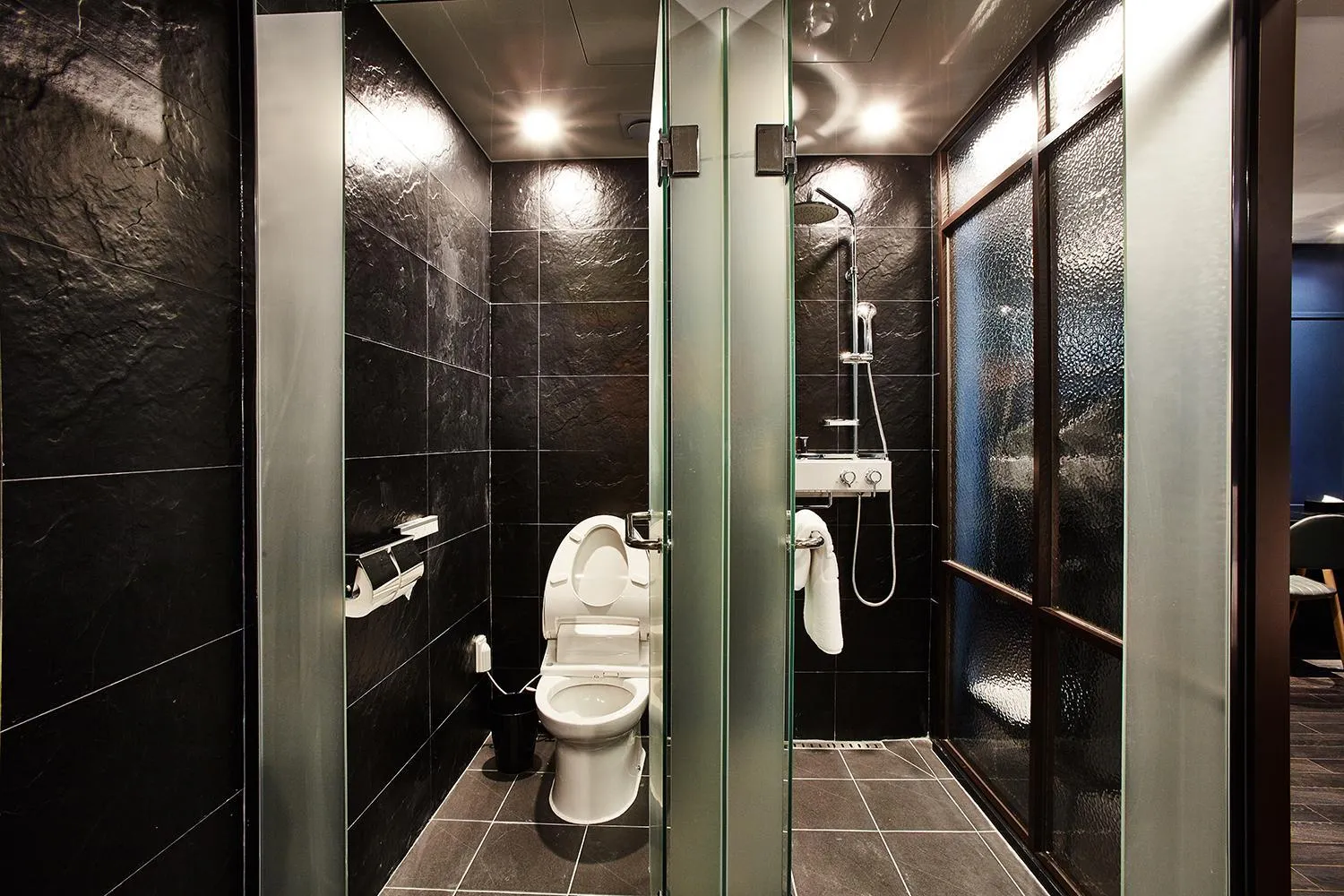 Shower in Hotel Wanted