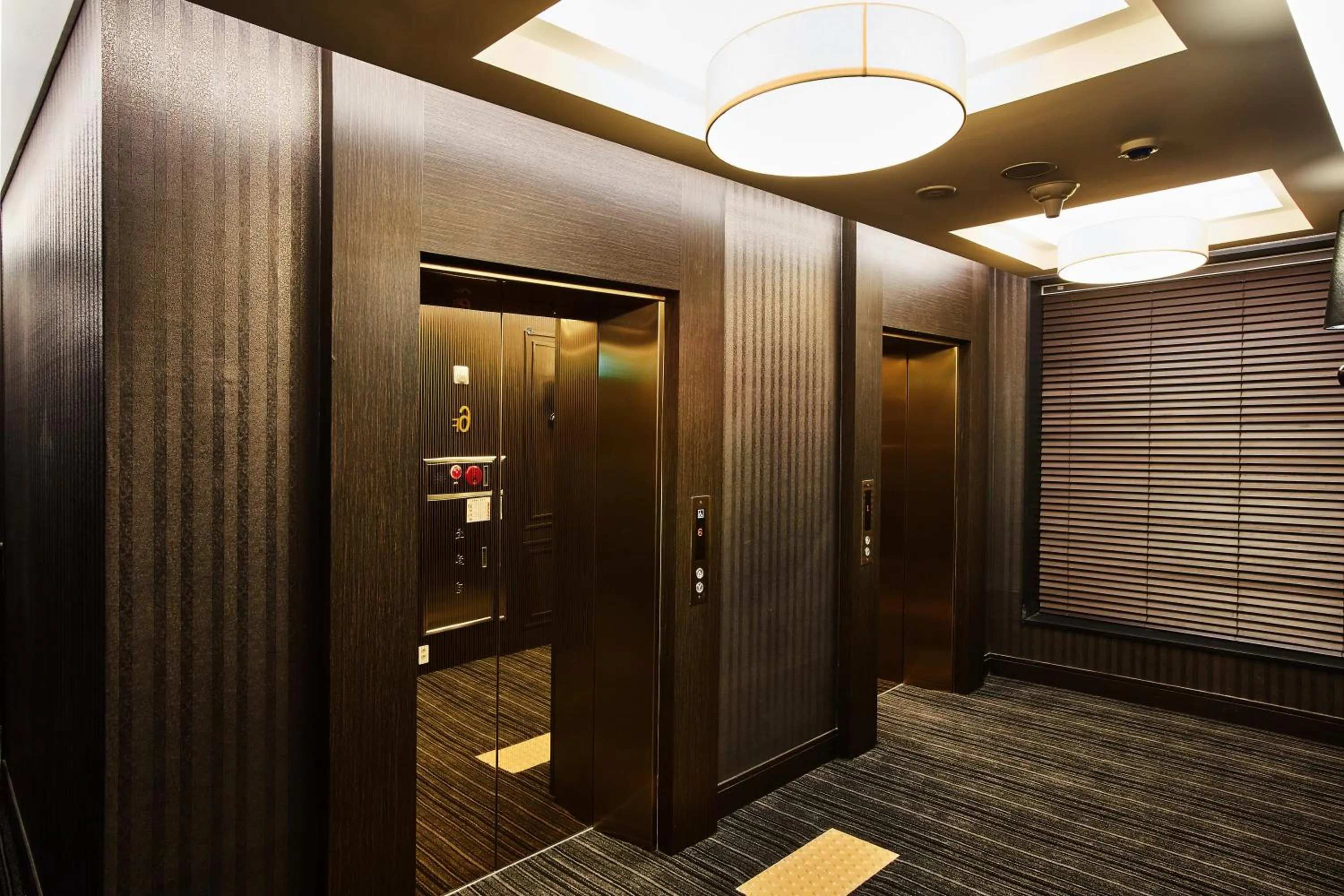 elevator in Hotel Wanted