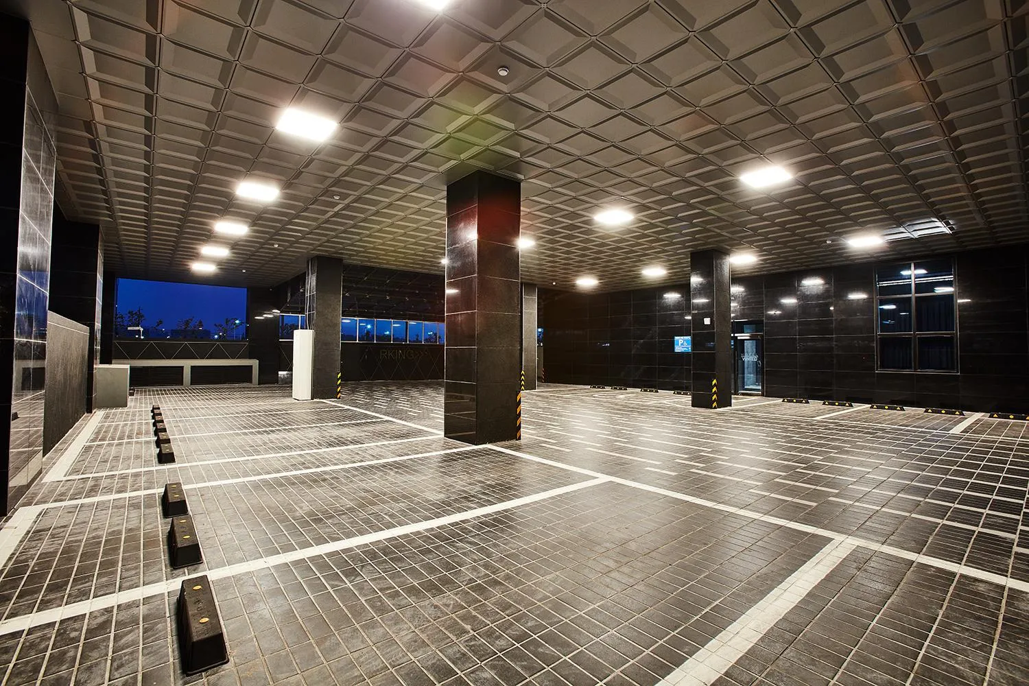 Parking in Hotel Wanted