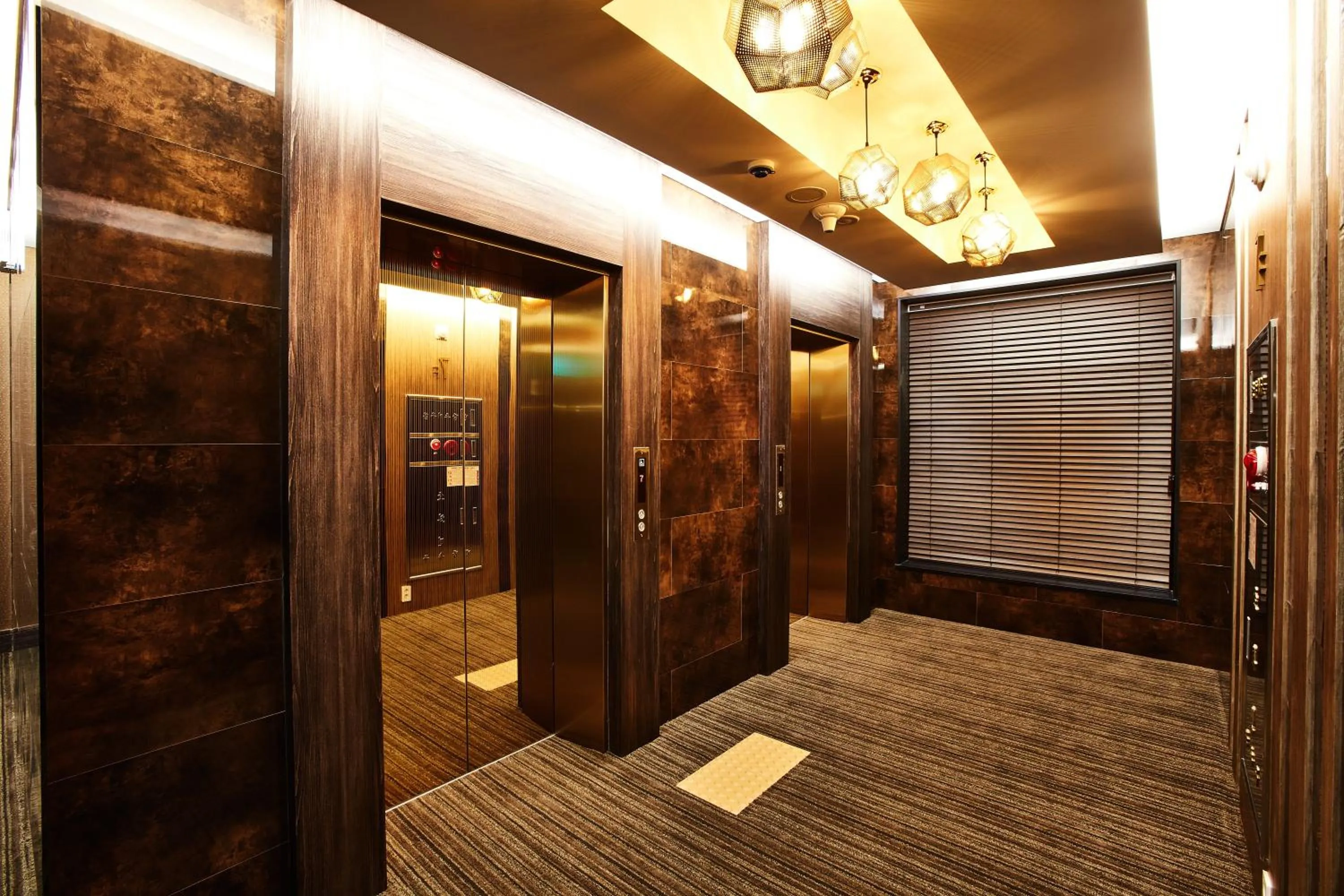 elevator, Bed in Hotel Wanted