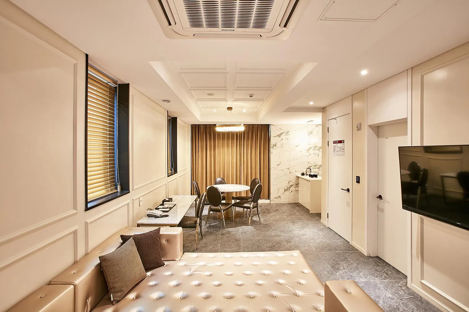 TV and multimedia in Hotel Wanted