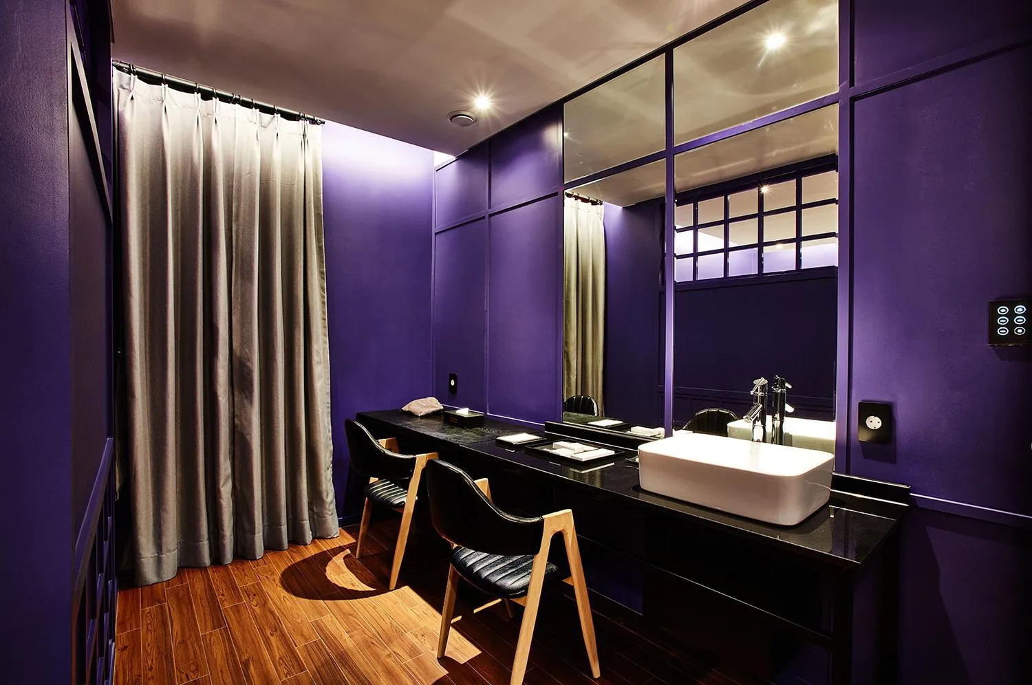 Photo of the whole room in Hotel Wanted