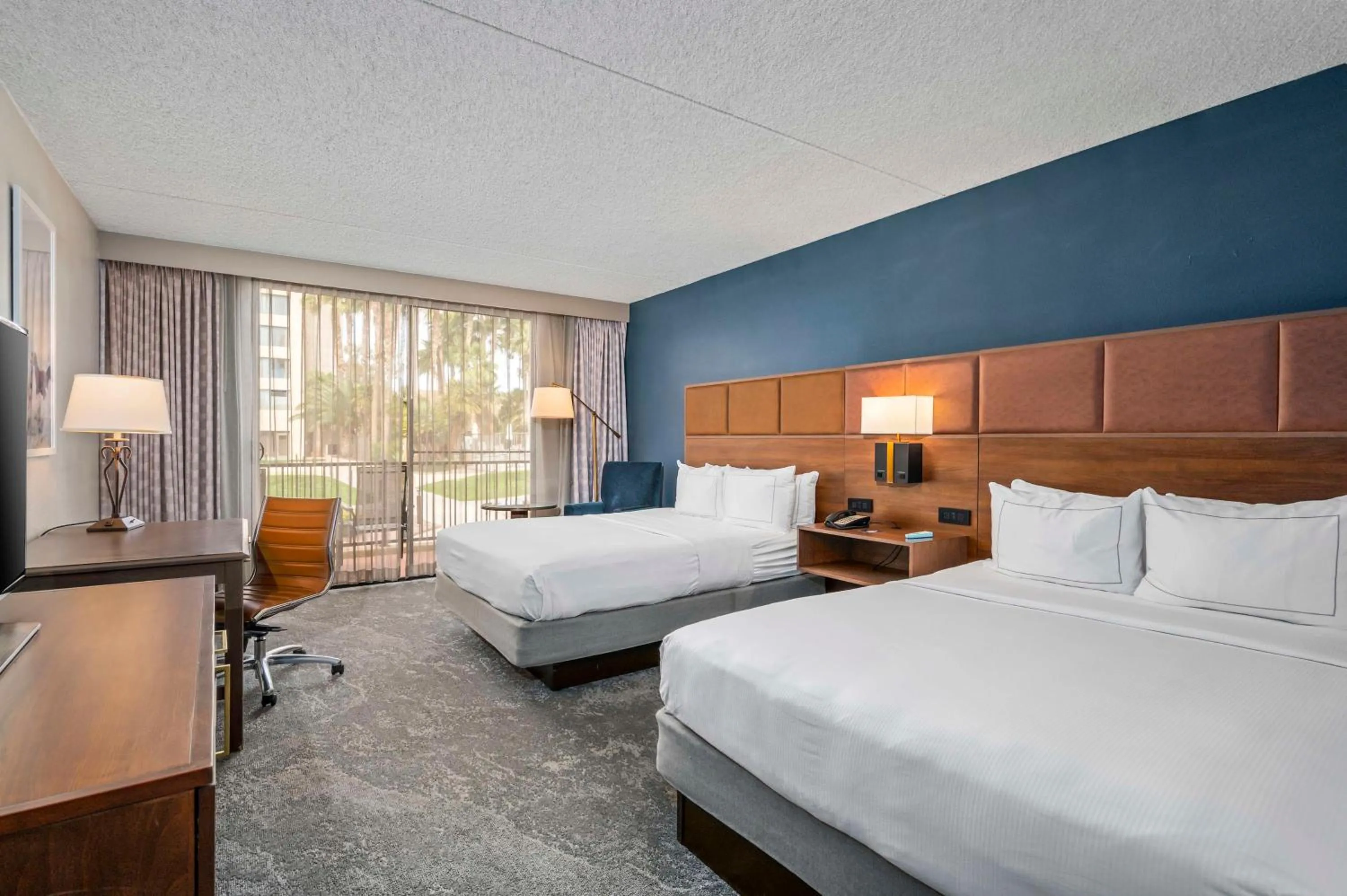 Bed in DoubleTree by Hilton Tucson-Reid Park