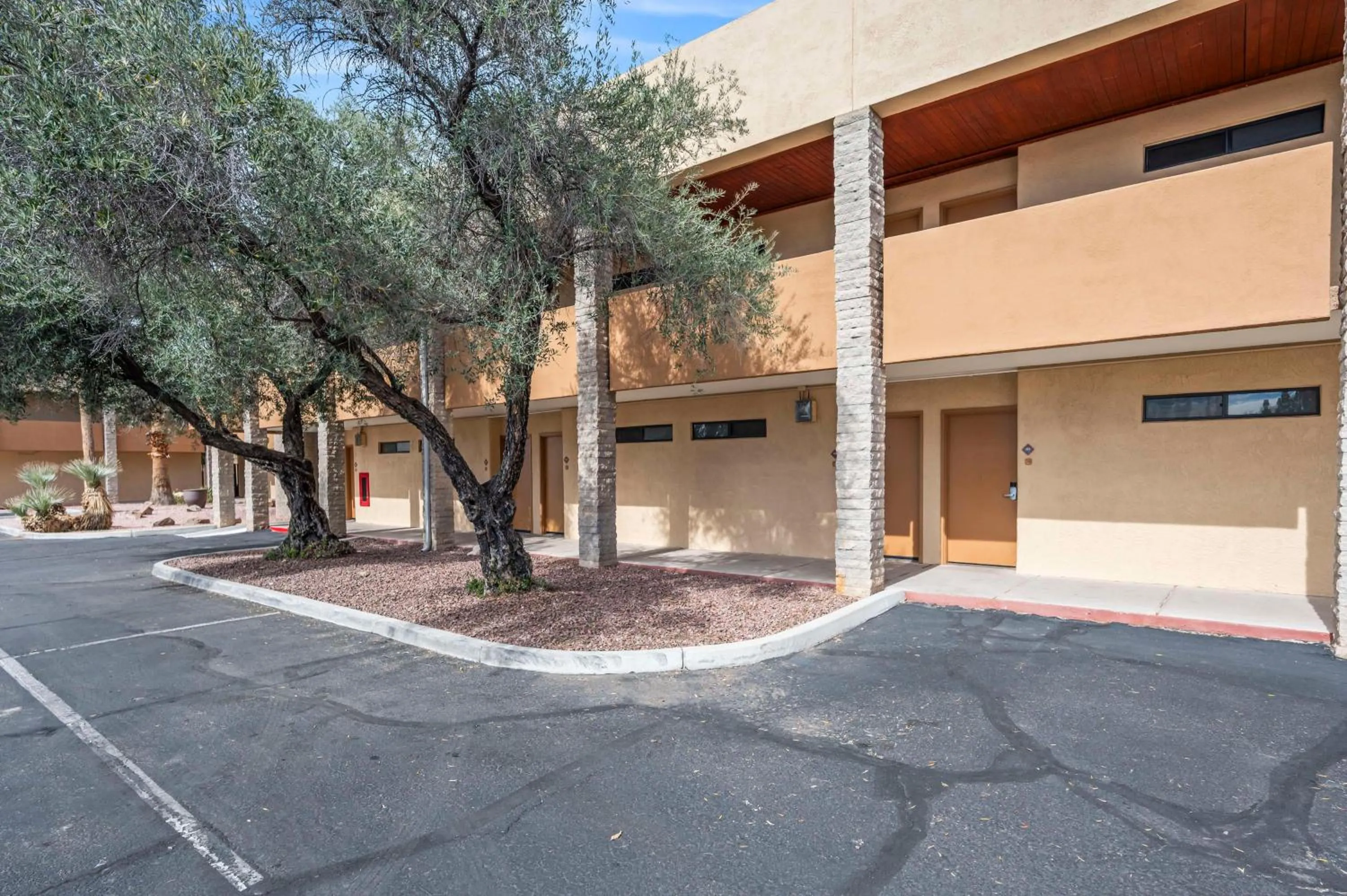 Property building in DoubleTree by Hilton Tucson-Reid Park