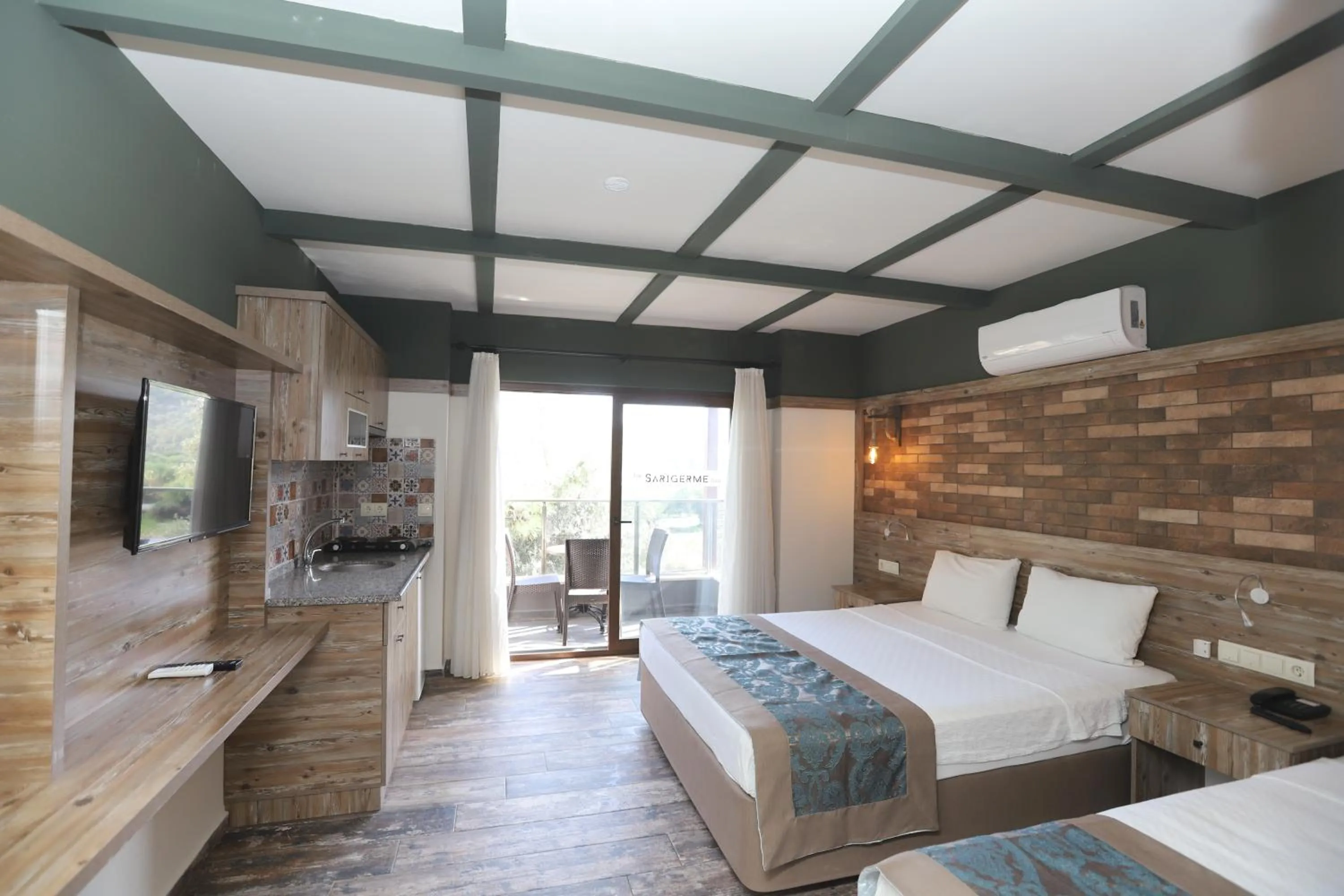 Communal lounge/ TV room in THE SARIGERME INN