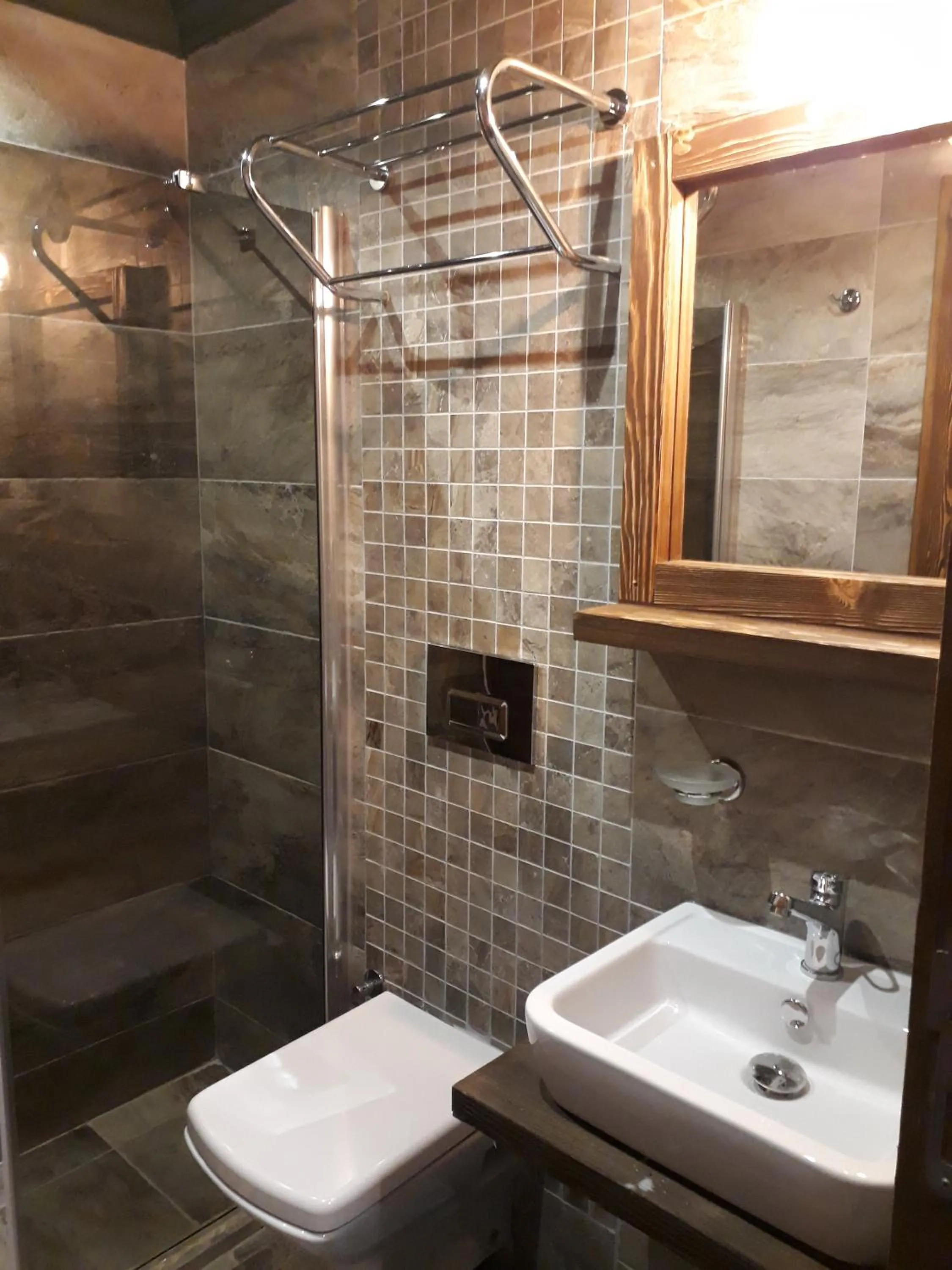 Shower in THE SARIGERME INN