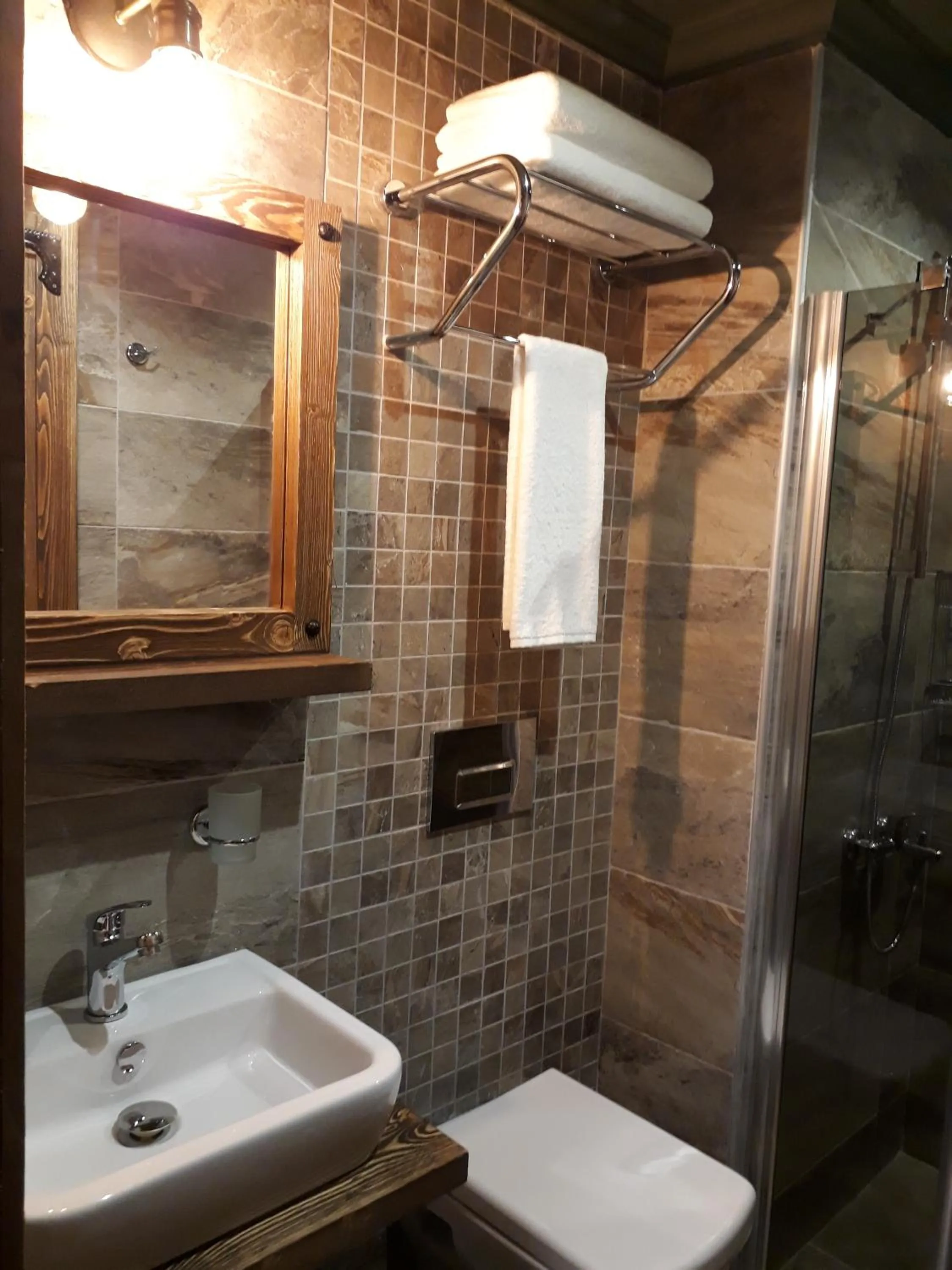 Shower in THE SARIGERME INN