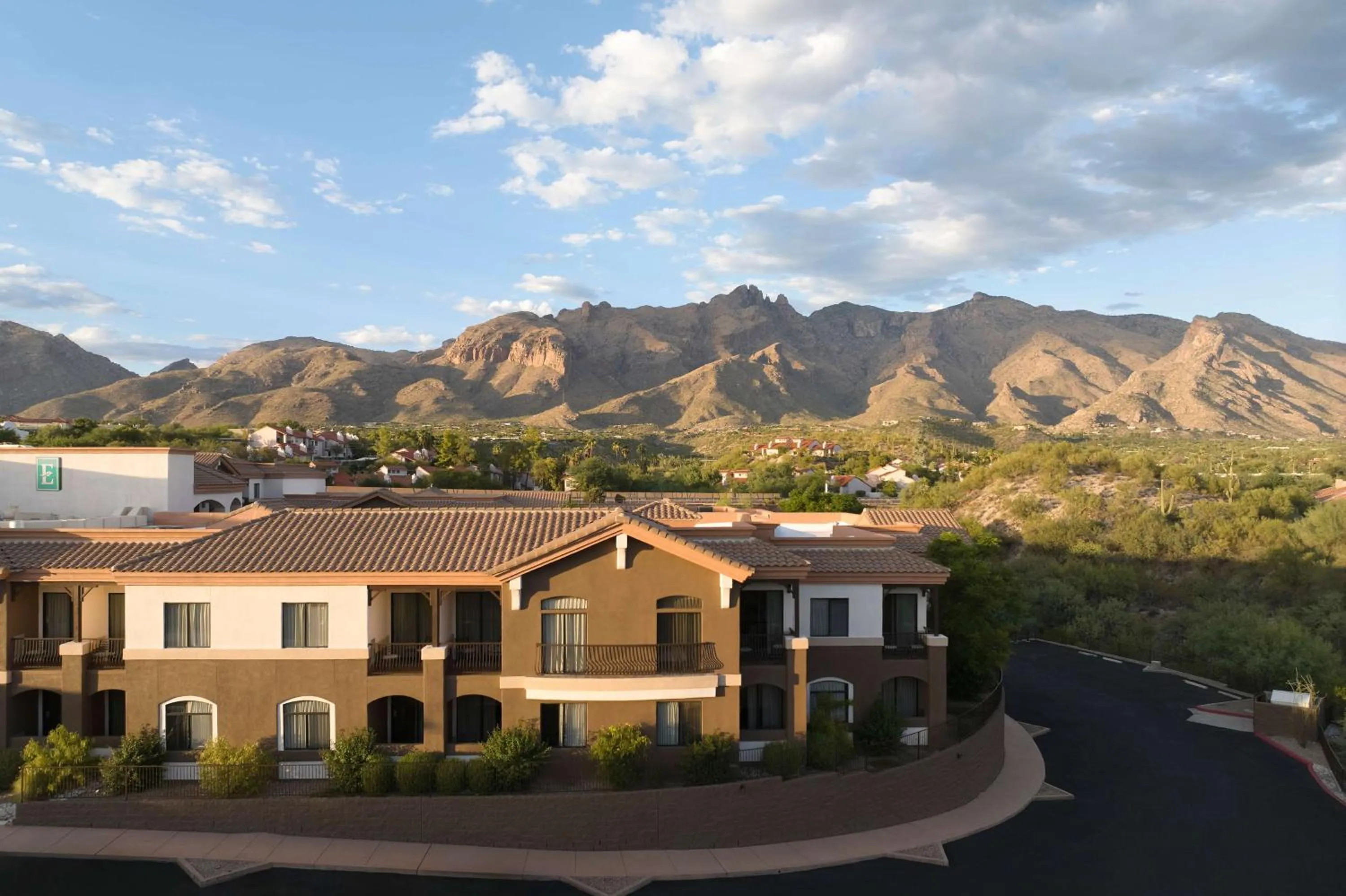 Property building in Embassy Suites Tucson - Paloma Village