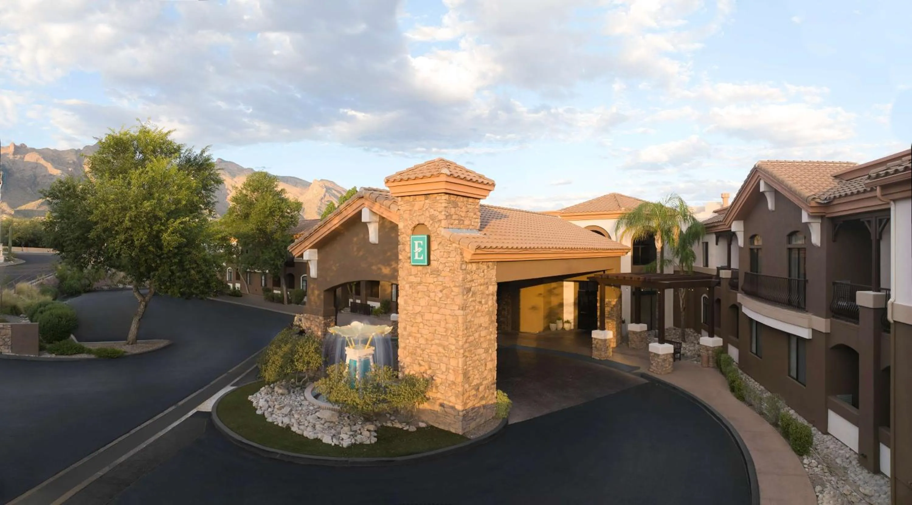 Property building in Embassy Suites Tucson - Paloma Village