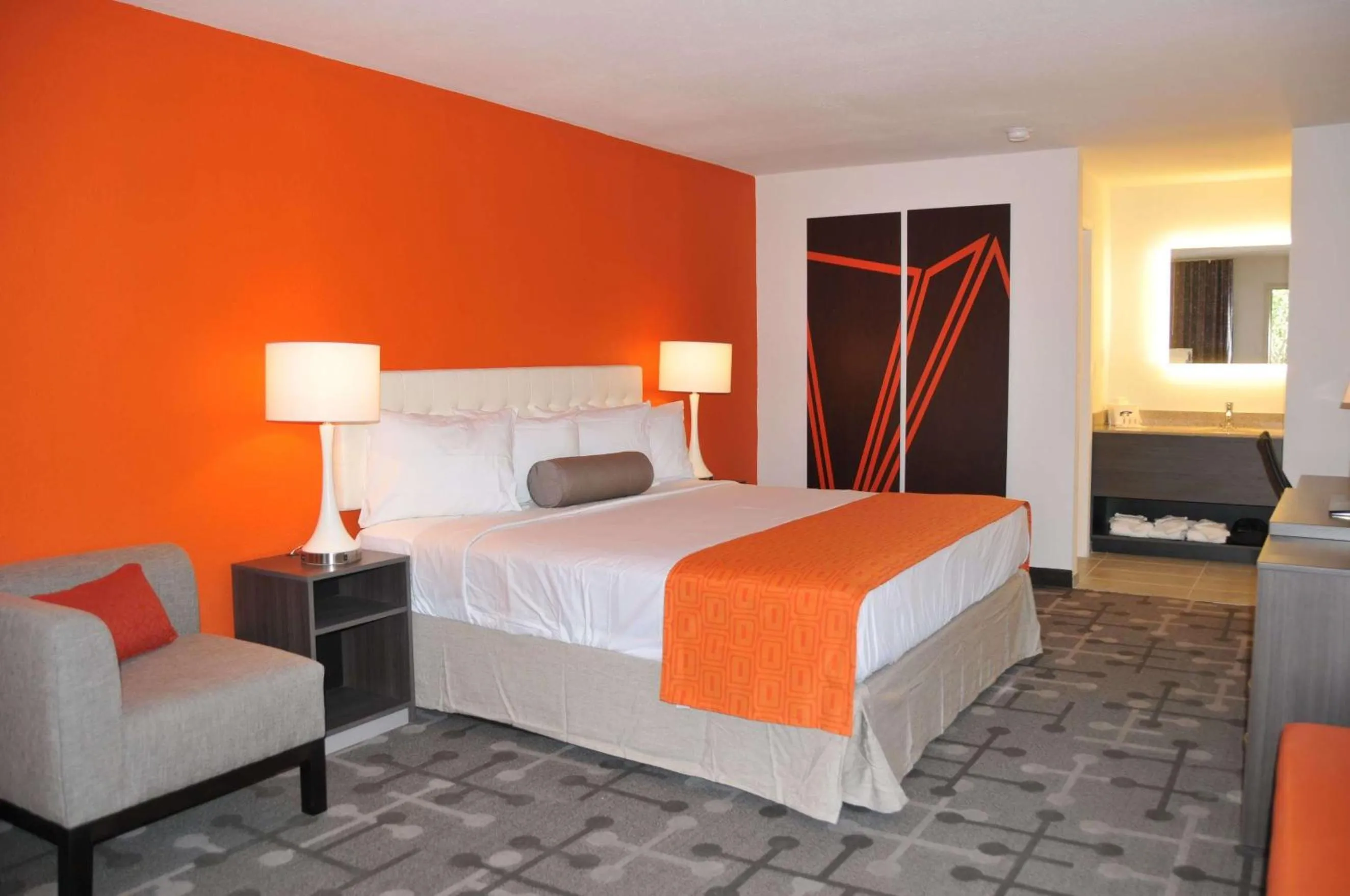 Photo of the whole room, Bed in Howard Johnson by Wyndham Florence