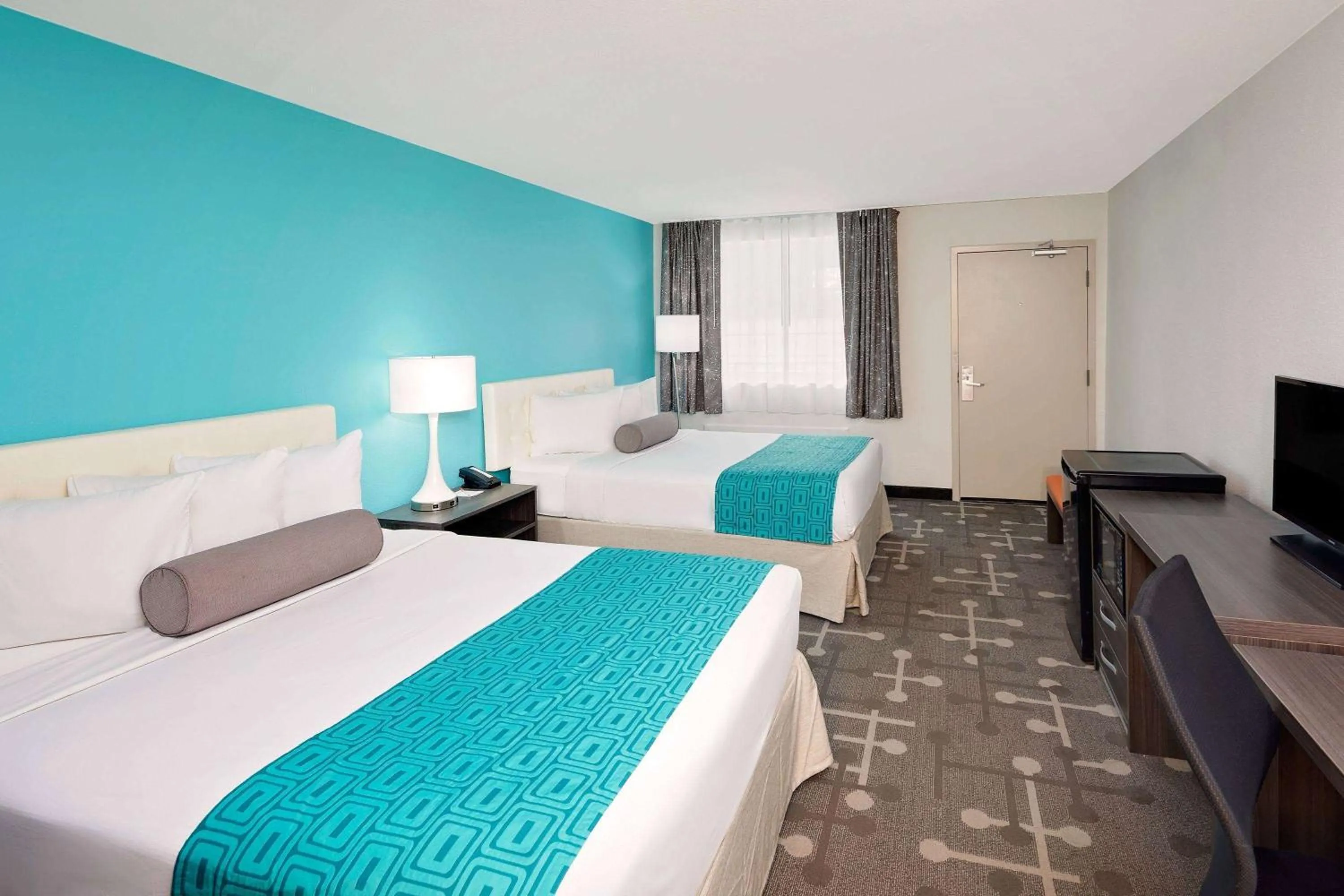 Photo of the whole room, Bed in Howard Johnson by Wyndham Florence