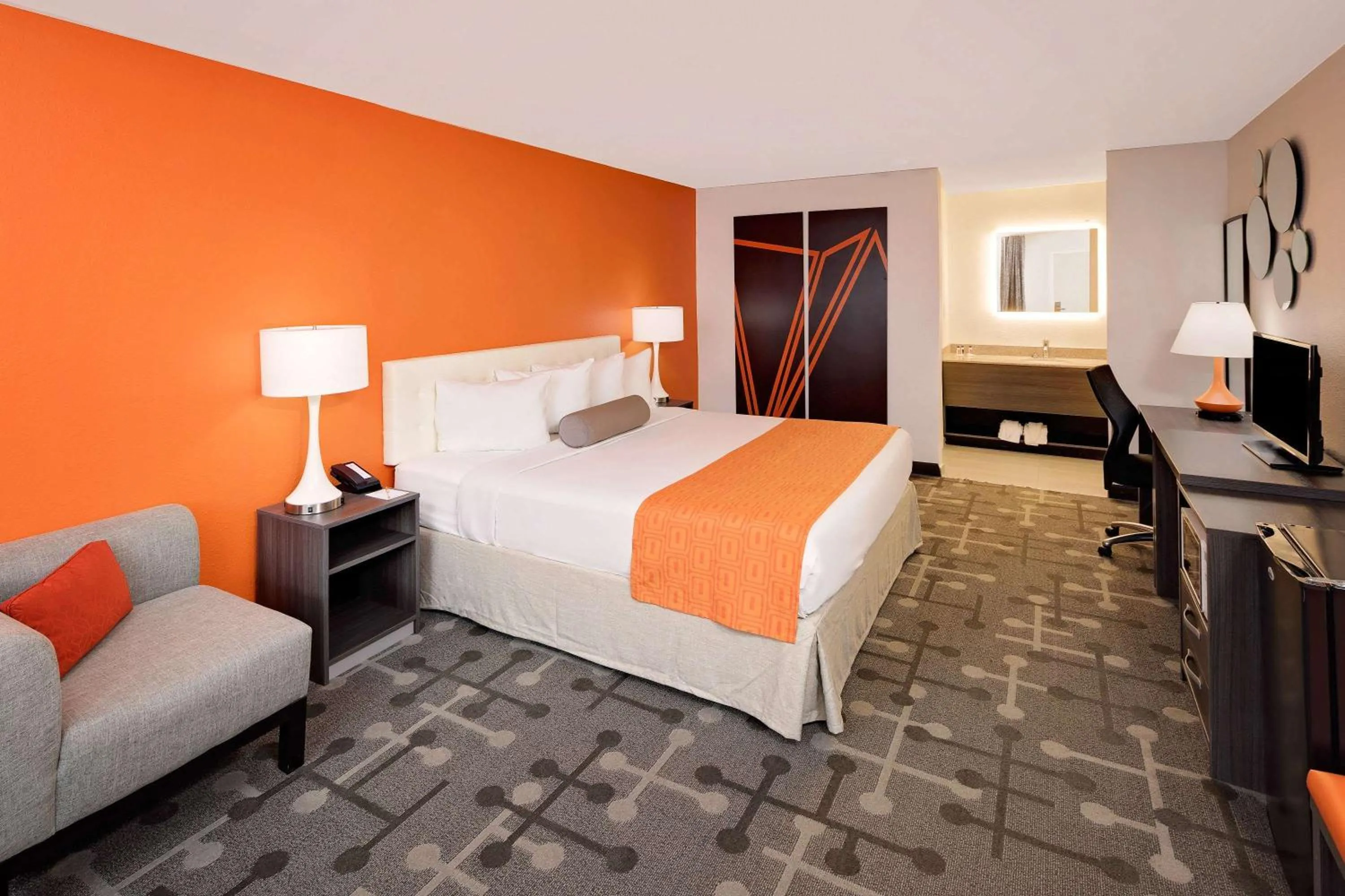 Photo of the whole room, Bed in Howard Johnson by Wyndham Florence