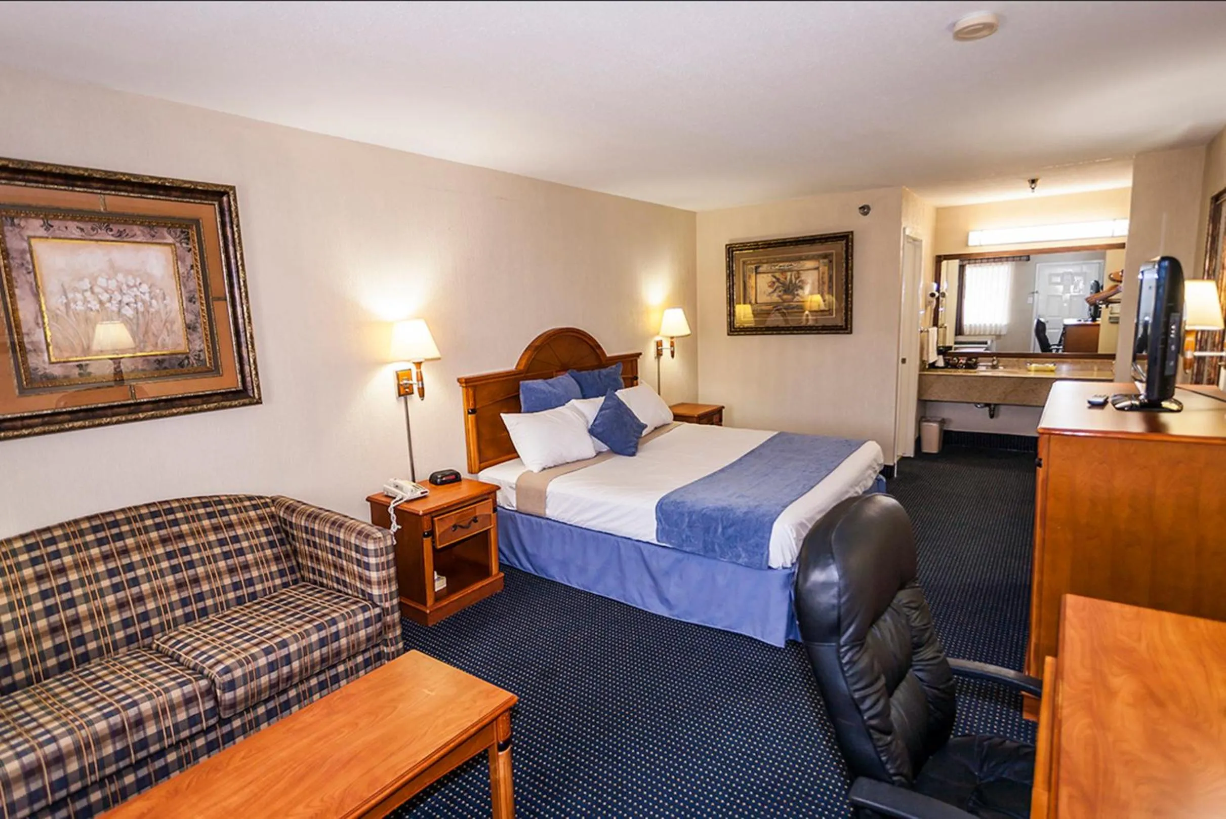 Bed in Downtowner Inn and Suites - Houston