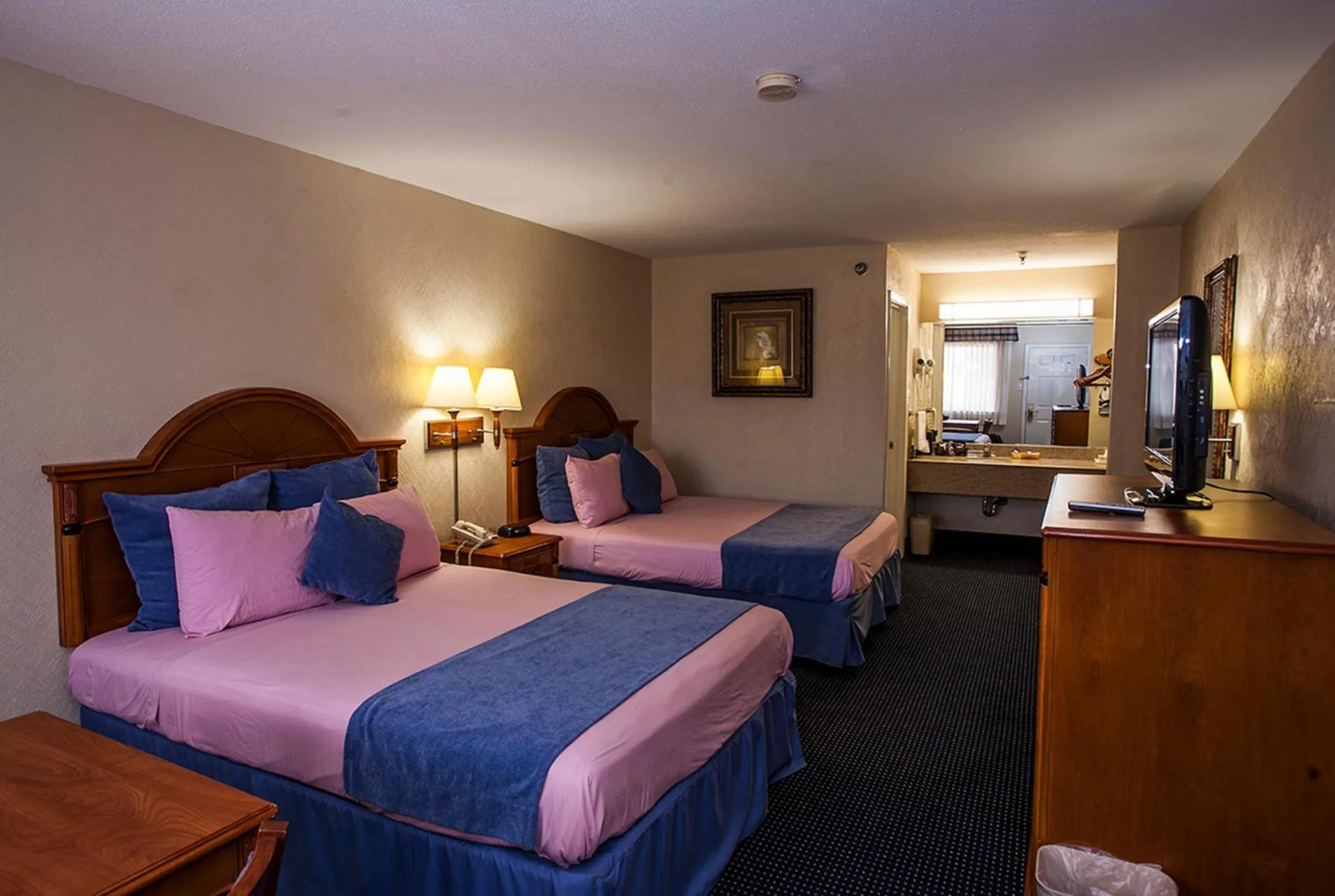 Bed in Downtowner Inn and Suites - Houston