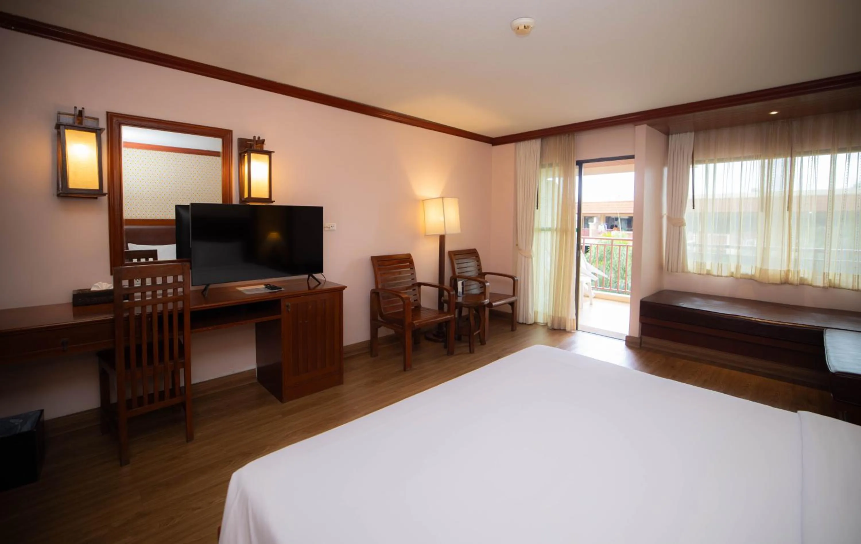 Bed in Baumanburi Hotel Patong