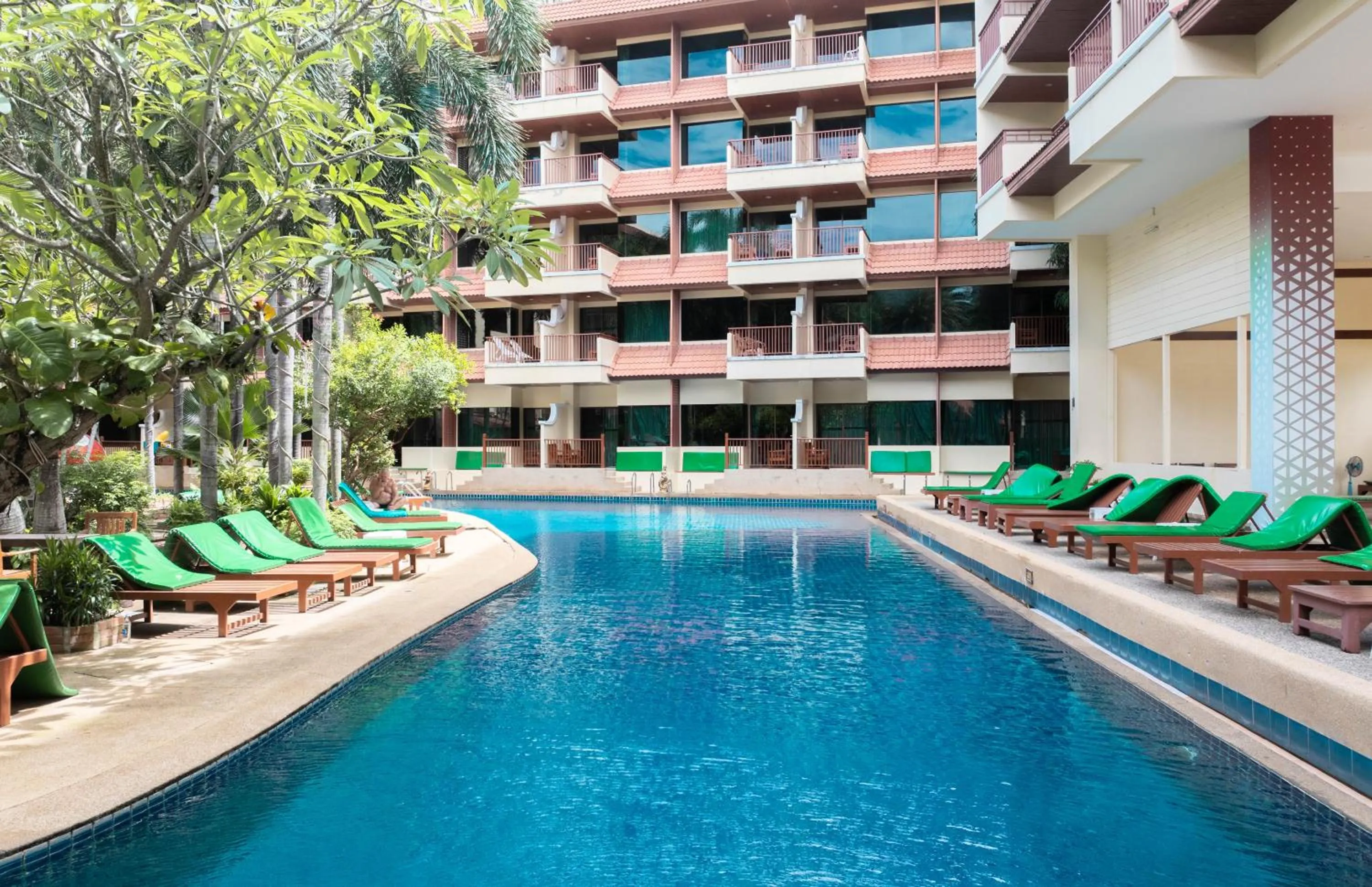 Swimming pool in Baumanburi Hotel Patong