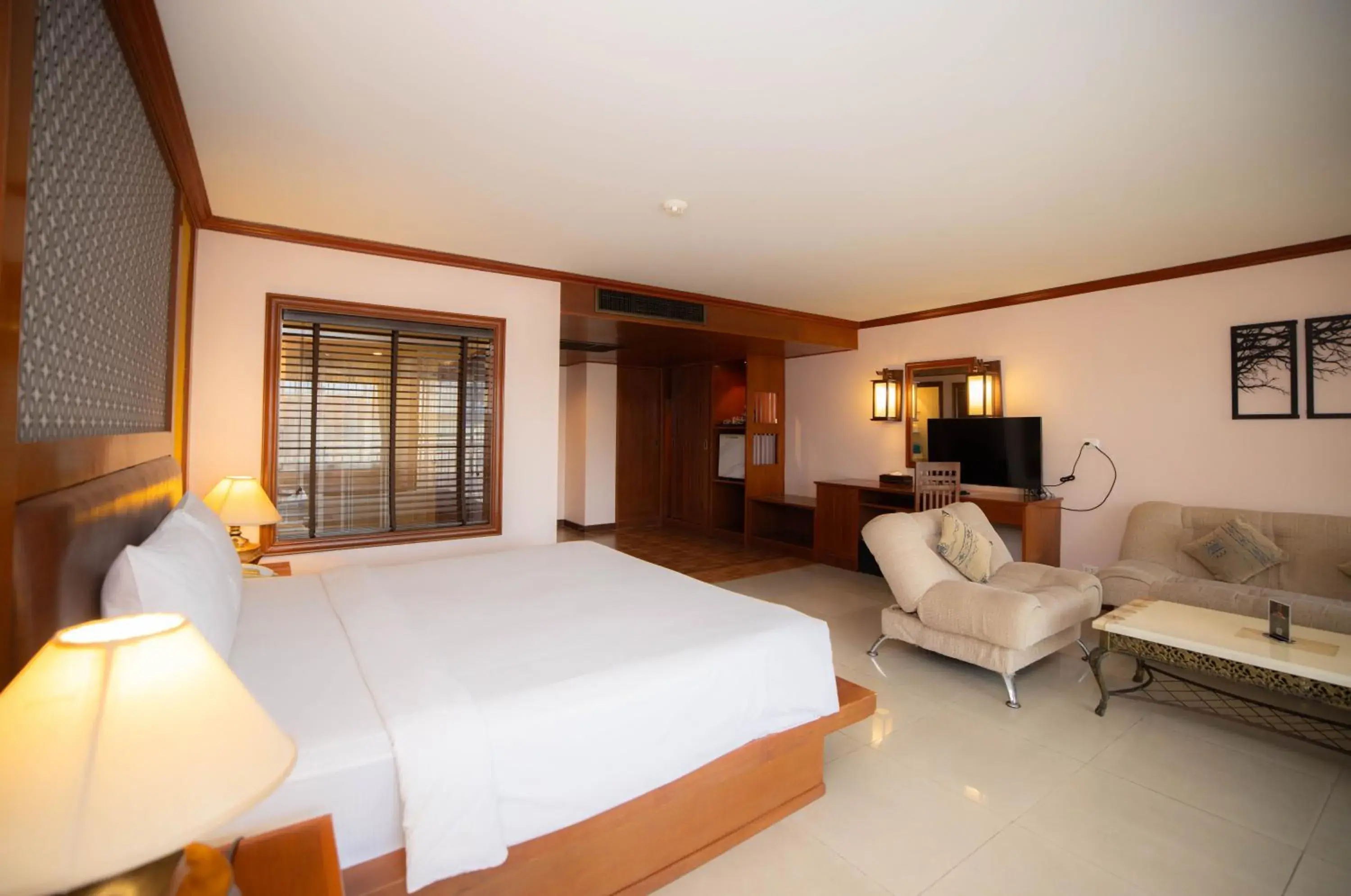 Executive Pool View King Room in Baumanburi Hotel Patong Executive Pool View King Room in Baumanburi Hotel Patong