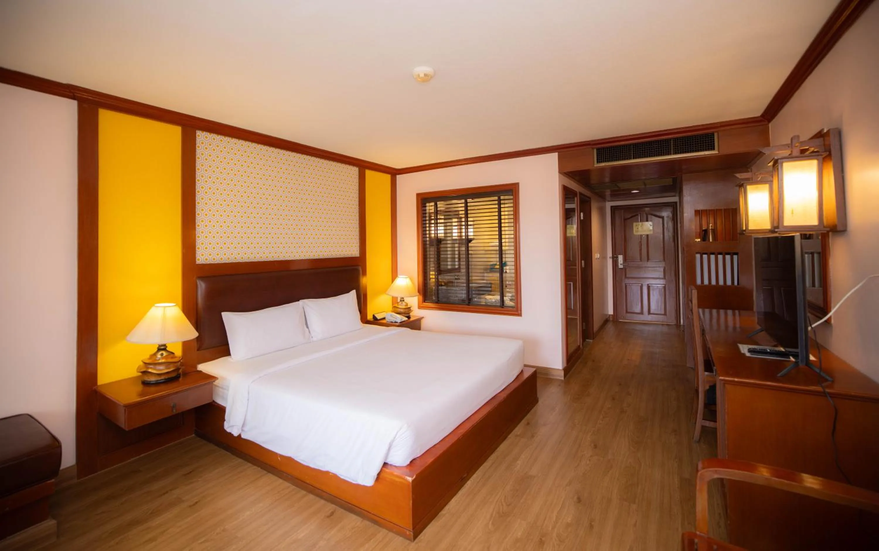 Bed in Baumanburi Hotel Patong