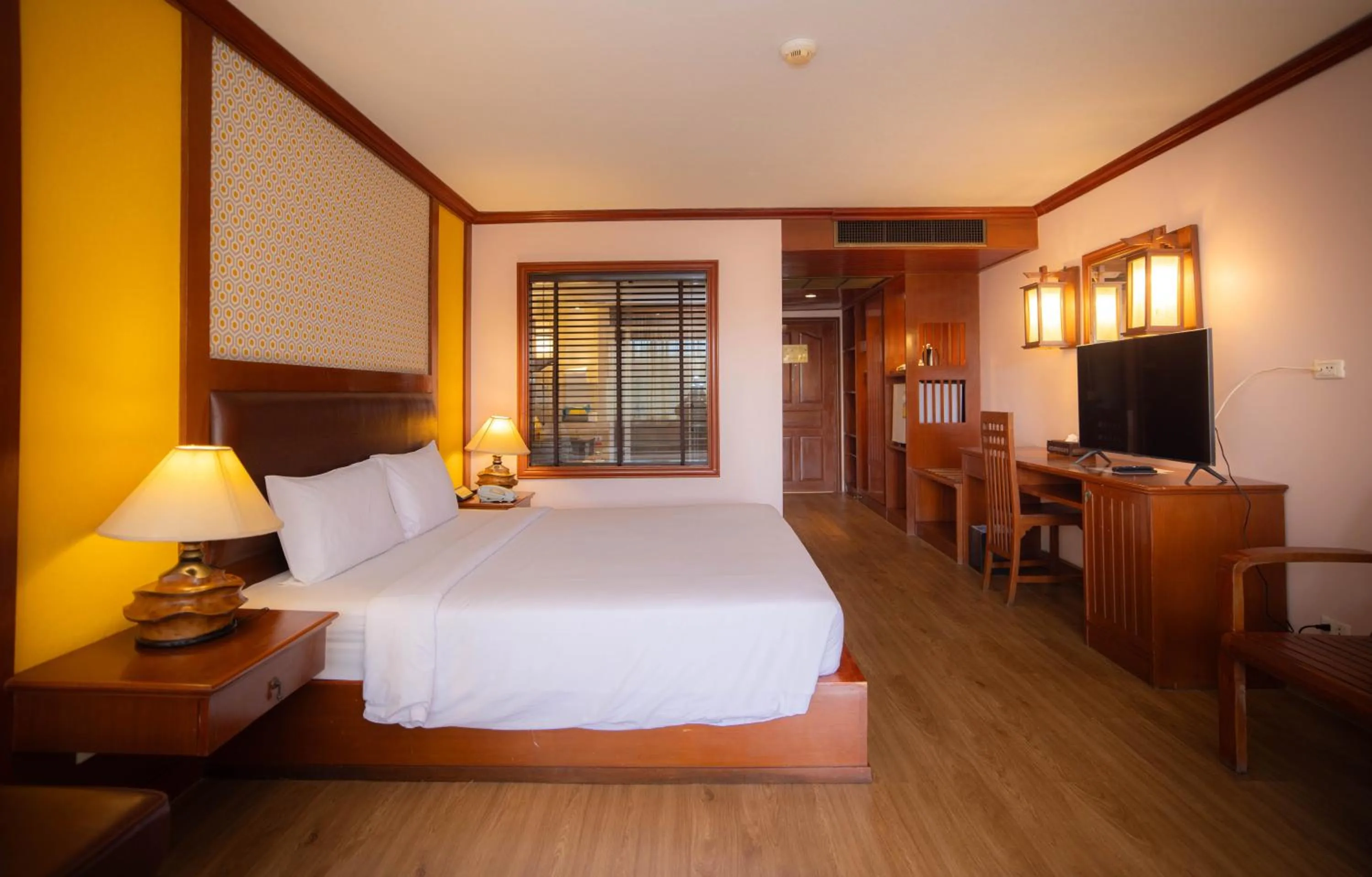 Bed in Baumanburi Hotel Patong